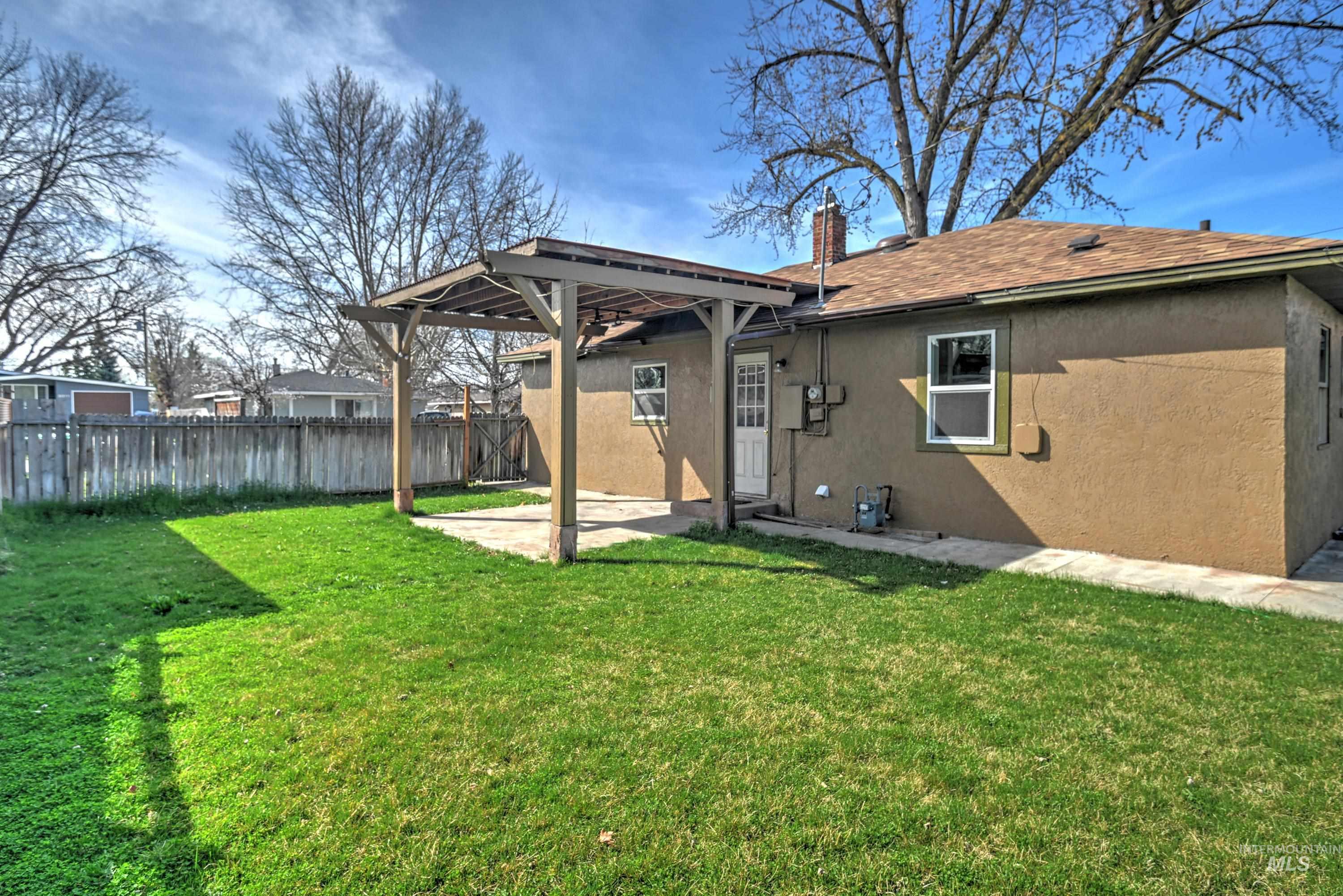 8014 W Holt St., Boise, Idaho 83704, 3 Bedrooms, 1.5 Bathrooms, Residential For Sale, Price $359,900,MLS 98986420