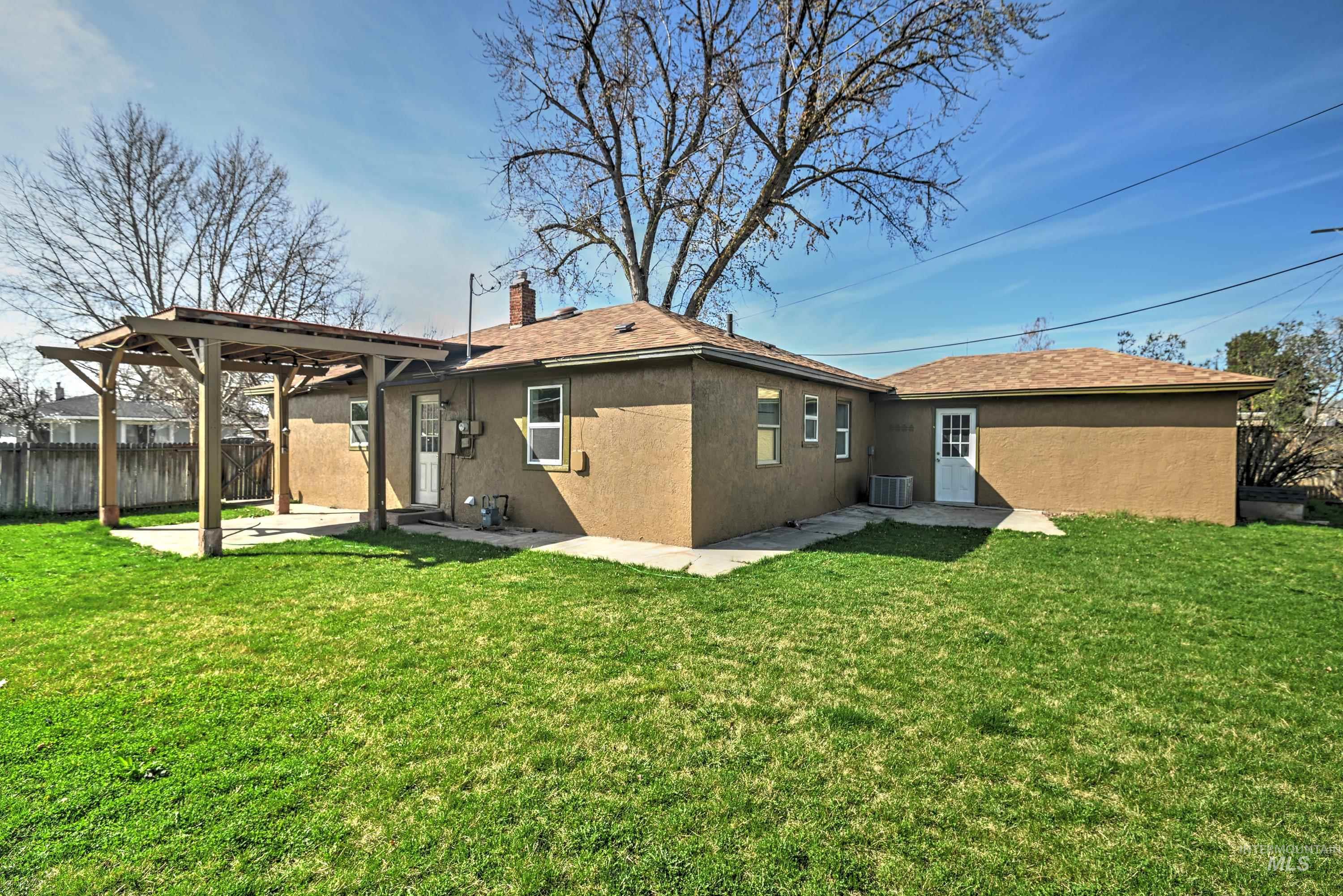 8014 W Holt St., Boise, Idaho 83704, 3 Bedrooms, 1.5 Bathrooms, Residential For Sale, Price $359,900,MLS 98986420