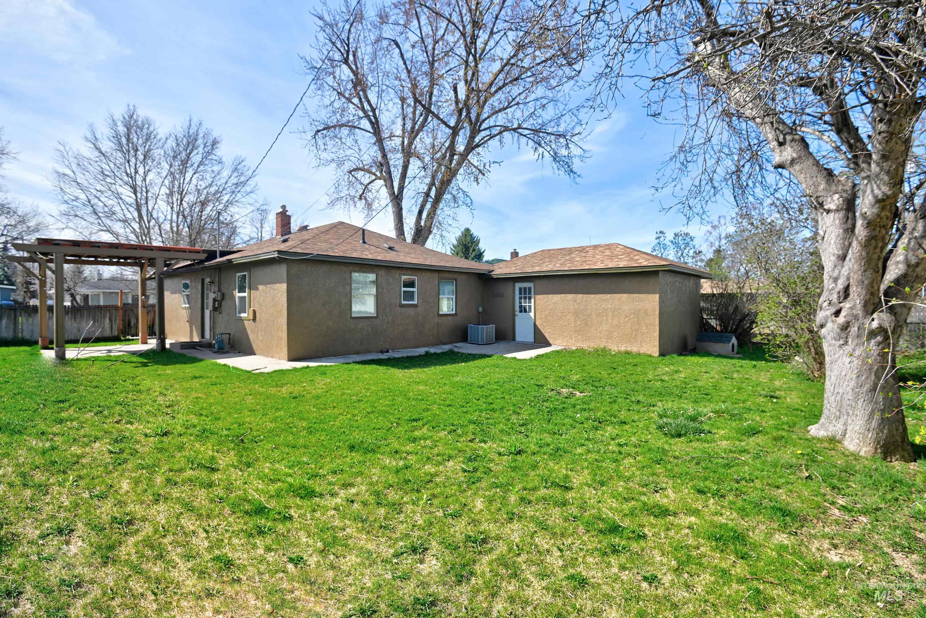 8014 W Holt St., Boise, Idaho 83704, 3 Bedrooms, 1.5 Bathrooms, Residential For Sale, Price $359,900,MLS 98986420