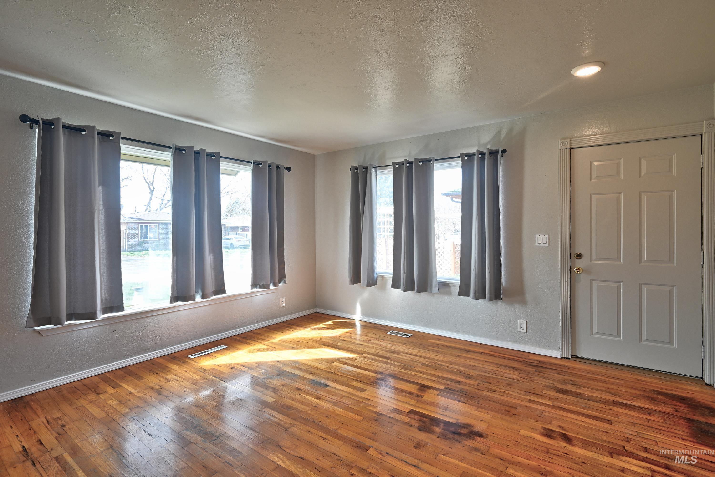 8014 W Holt St., Boise, Idaho 83704, 3 Bedrooms, 1.5 Bathrooms, Residential For Sale, Price $359,900,MLS 98986420