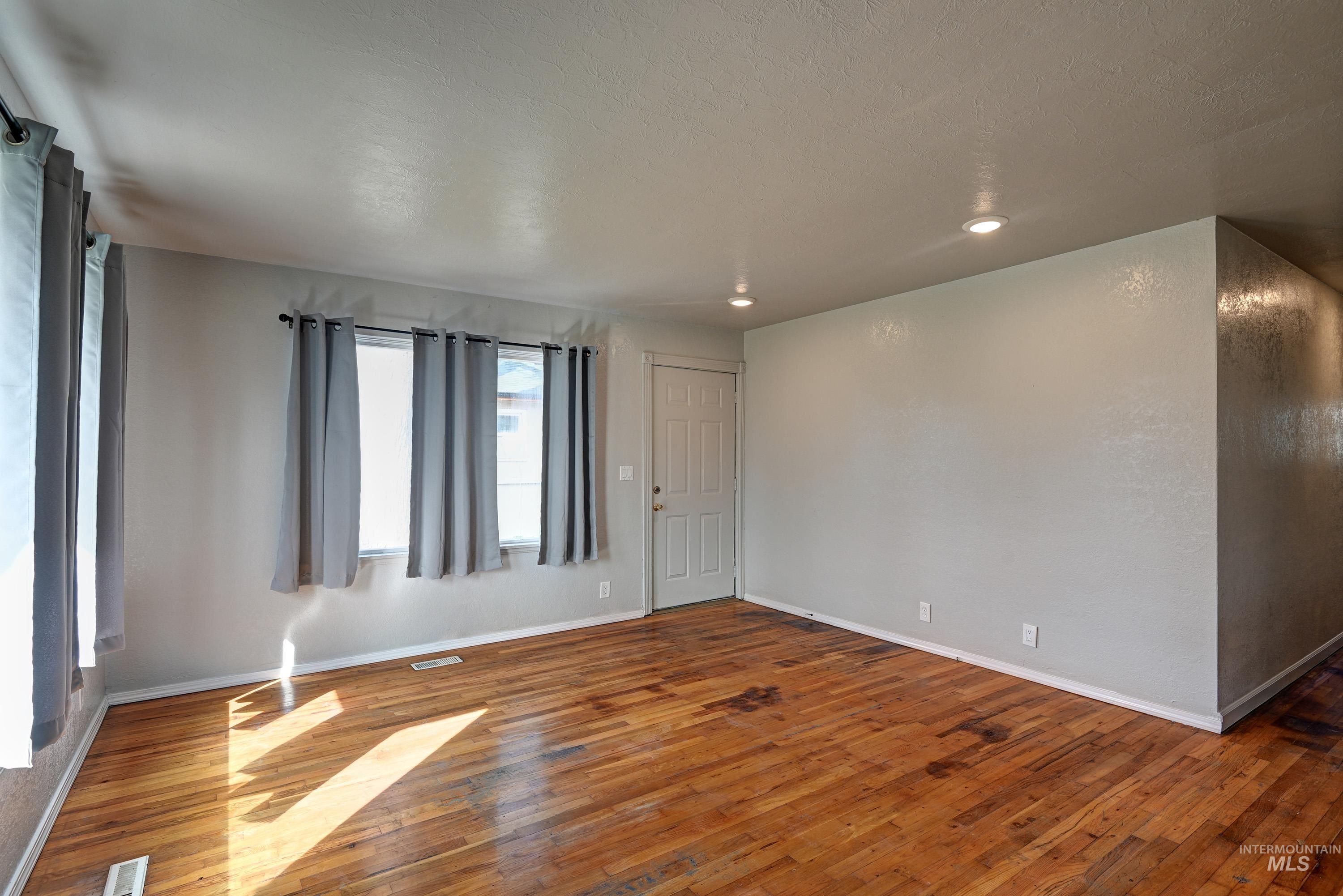 8014 W Holt St., Boise, Idaho 83704, 3 Bedrooms, 1.5 Bathrooms, Residential For Sale, Price $359,900,MLS 98986420