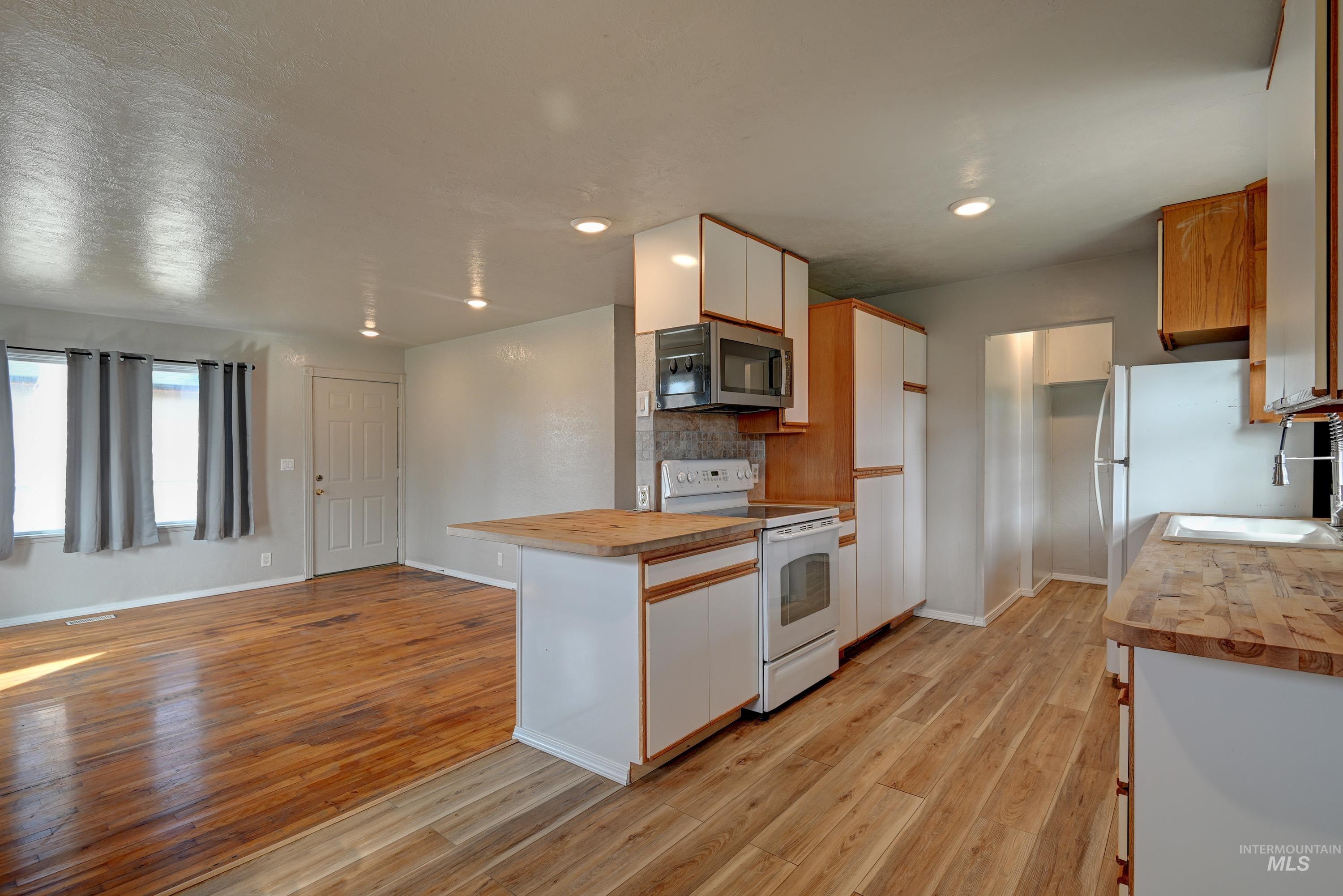 8014 W Holt St., Boise, Idaho 83704, 3 Bedrooms, 1.5 Bathrooms, Residential For Sale, Price $359,900,MLS 98986420