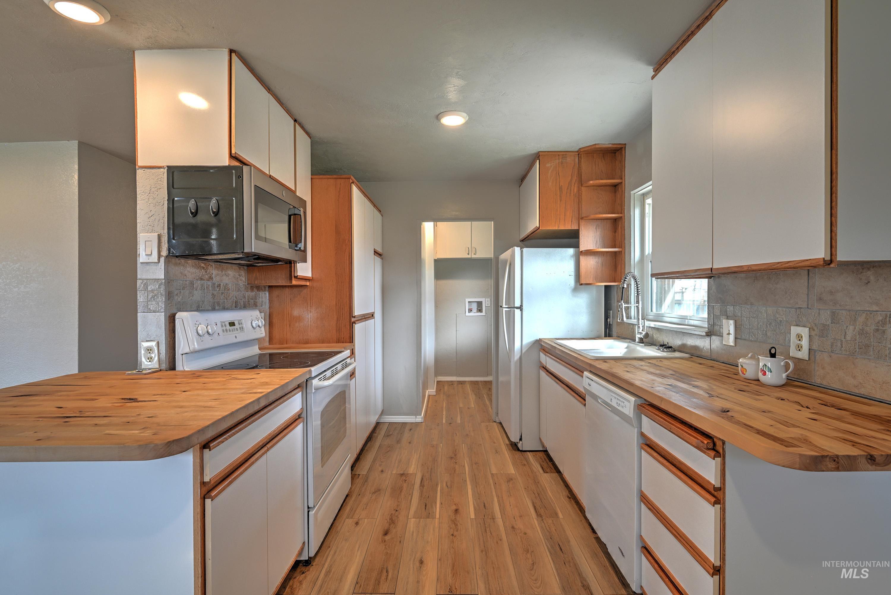 8014 W Holt St., Boise, Idaho 83704, 3 Bedrooms, 1.5 Bathrooms, Residential For Sale, Price $359,900,MLS 98986420
