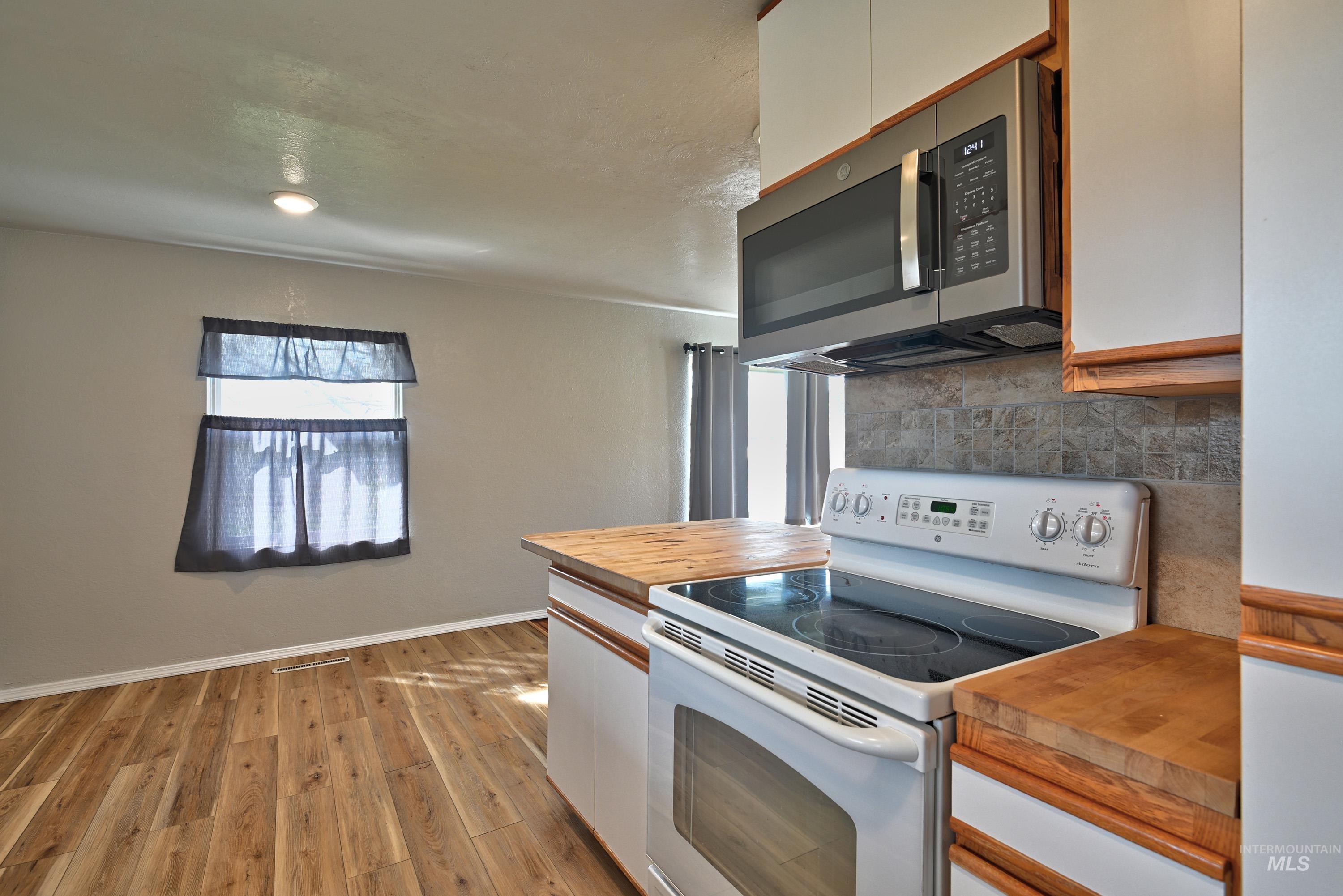 8014 W Holt St., Boise, Idaho 83704, 3 Bedrooms, 1.5 Bathrooms, Residential For Sale, Price $359,900,MLS 98986420