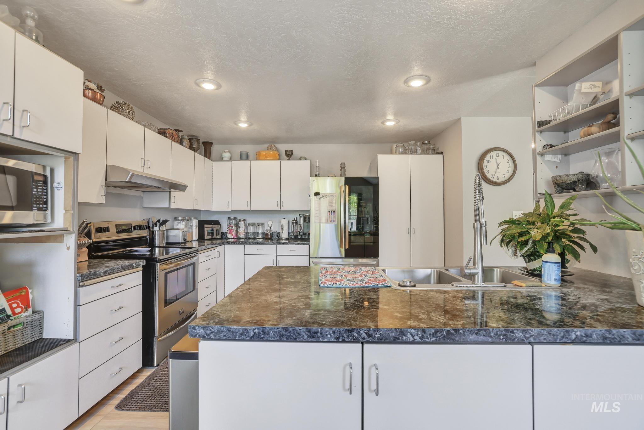 1259 Candleridge Cir, Twin Falls, Idaho 83301-8310, 5 Bedrooms, 3.5 Bathrooms, Residential For Sale, Price $559,900,MLS 98986421