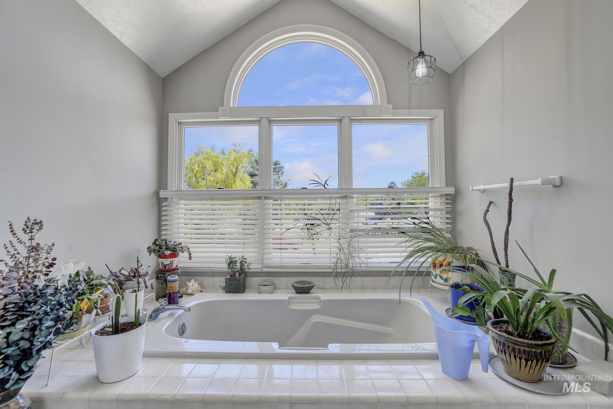 1259 Candleridge Cir, Twin Falls, Idaho 83301-8310, 5 Bedrooms, 3.5 Bathrooms, Residential For Sale, Price $559,900,MLS 98986421