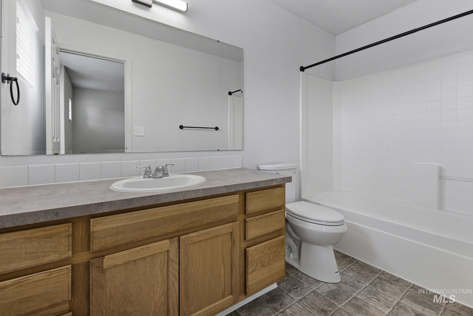 497 N Lahar Pl, Kuna, Idaho 83634, 3 Bedrooms, 2.5 Bathrooms, Residential For Sale, Price $405,000,MLS 98986430