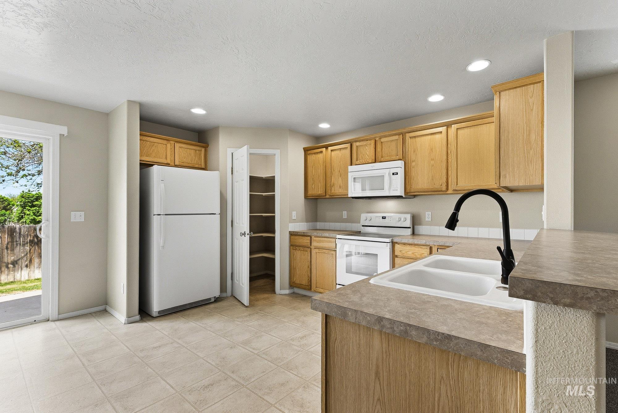 497 N Lahar Pl, Kuna, Idaho 83634, 3 Bedrooms, 2.5 Bathrooms, Residential For Sale, Price $405,000,MLS 98986430