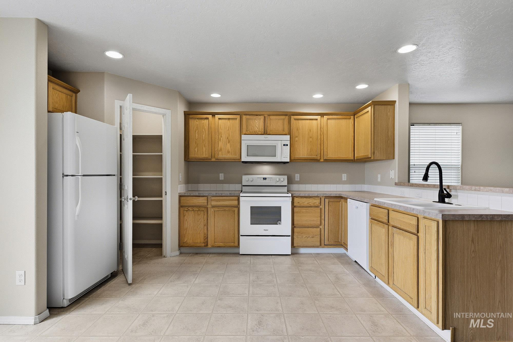497 N Lahar Pl, Kuna, Idaho 83634, 3 Bedrooms, 2.5 Bathrooms, Residential For Sale, Price $405,000,MLS 98986430