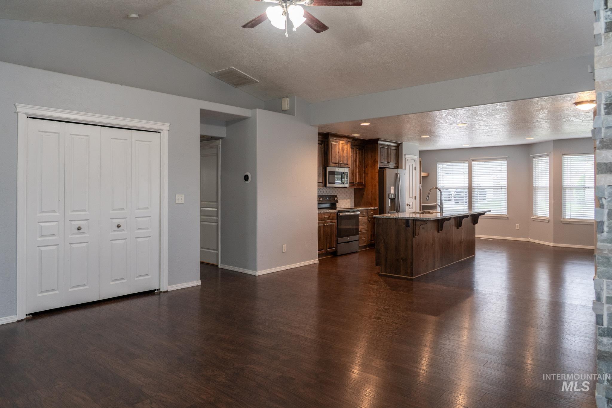 4719 Kadie st, Caldwell, Idaho 83607-8596, 3 Bedrooms, 2 Bathrooms, Residential For Sale, Price $360,000,MLS 98986442