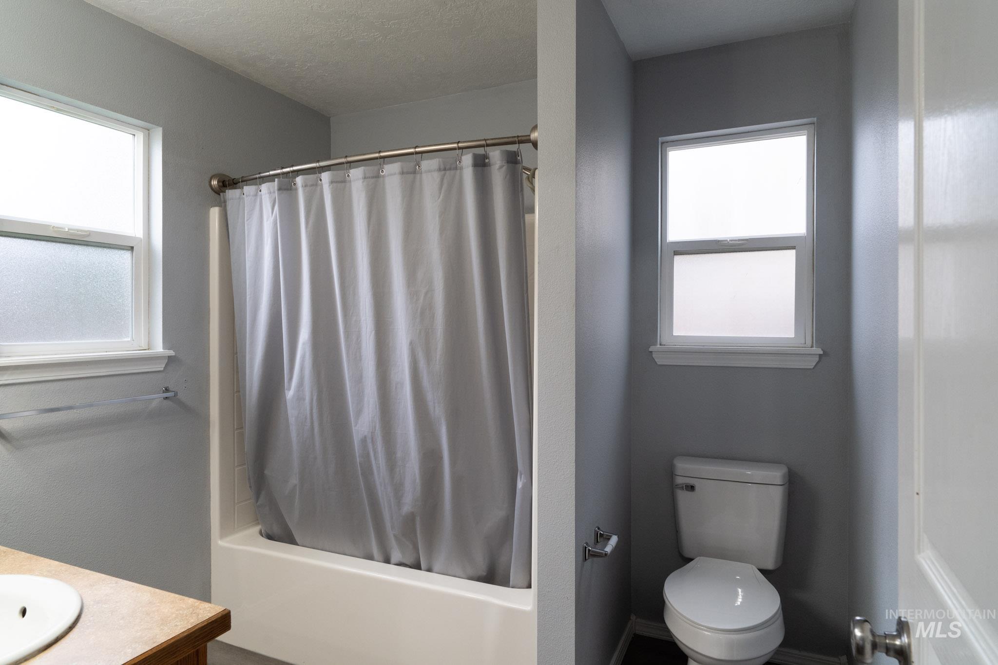 4719 Kadie st, Caldwell, Idaho 83607-8596, 3 Bedrooms, 2 Bathrooms, Residential For Sale, Price $360,000,MLS 98986442