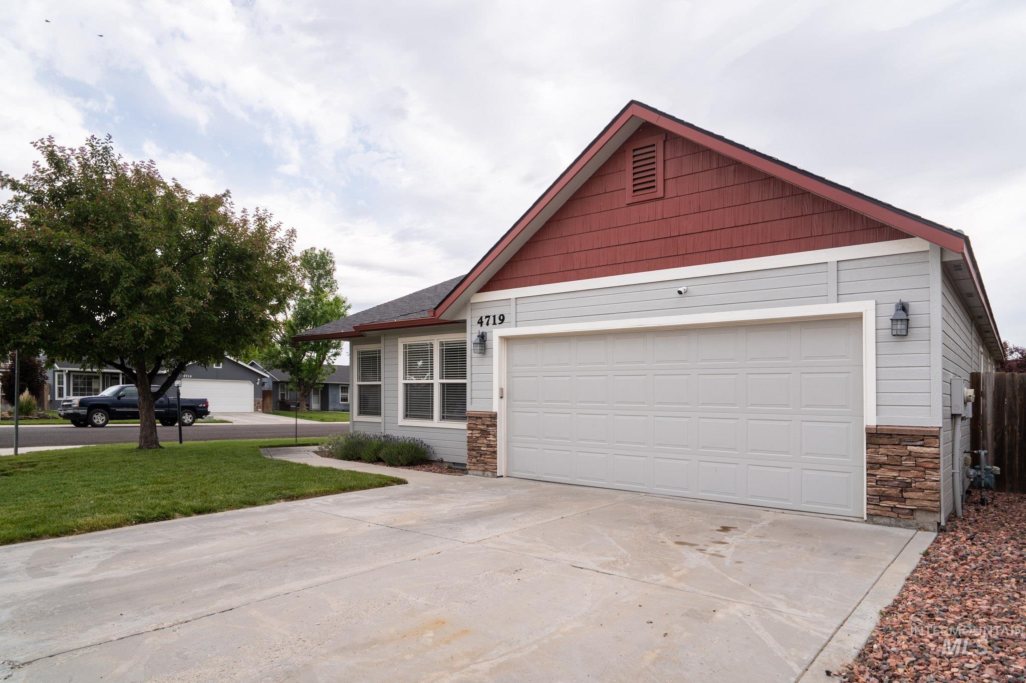 4719 Kadie st, Caldwell, Idaho 83607-8596, 3 Bedrooms, 2 Bathrooms, Residential For Sale, Price $360,000,MLS 98986442