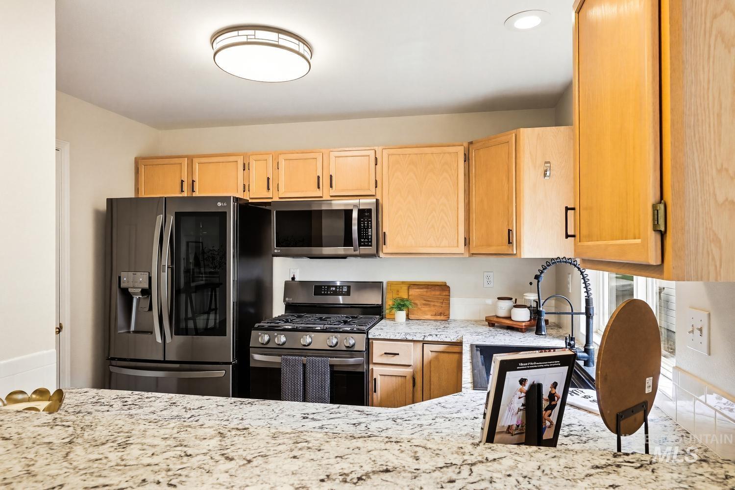 6859 W Russett St., Boise, Idaho 83704, 2 Bedrooms, 2 Bathrooms, Residential For Sale, Price $357,900,MLS 98986448