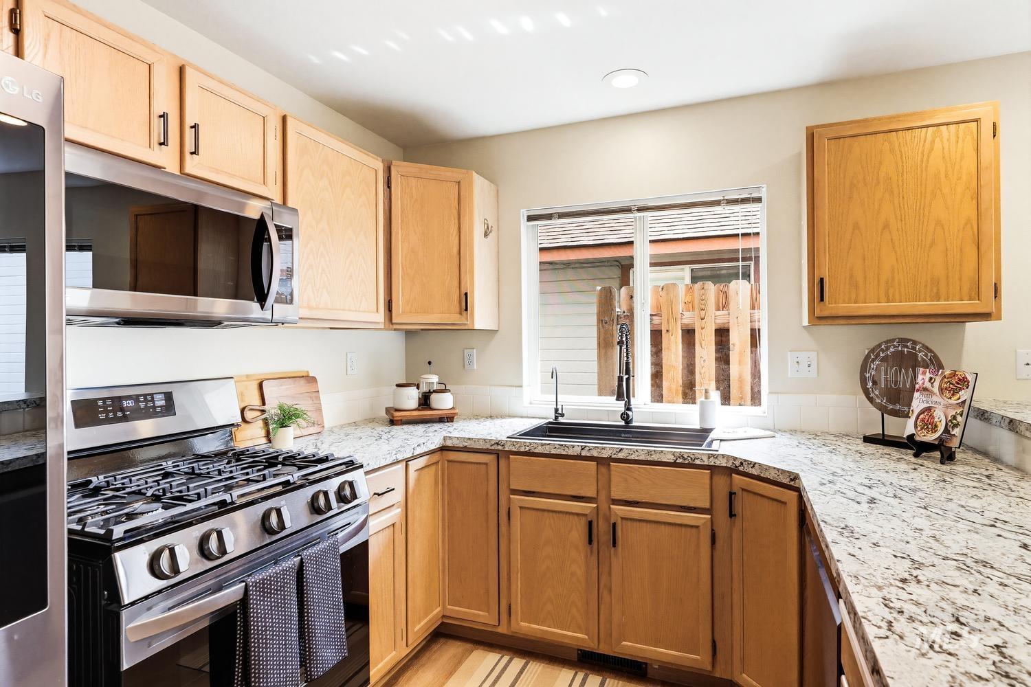 6859 W Russett St., Boise, Idaho 83704, 2 Bedrooms, 2 Bathrooms, Residential For Sale, Price $357,900,MLS 98986448