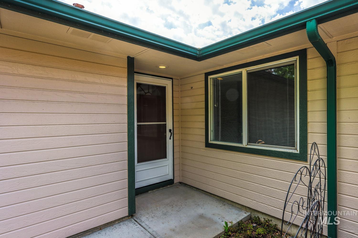 6859 W Russett St., Boise, Idaho 83704, 2 Bedrooms, 2 Bathrooms, Residential For Sale, Price $357,900,MLS 98986448