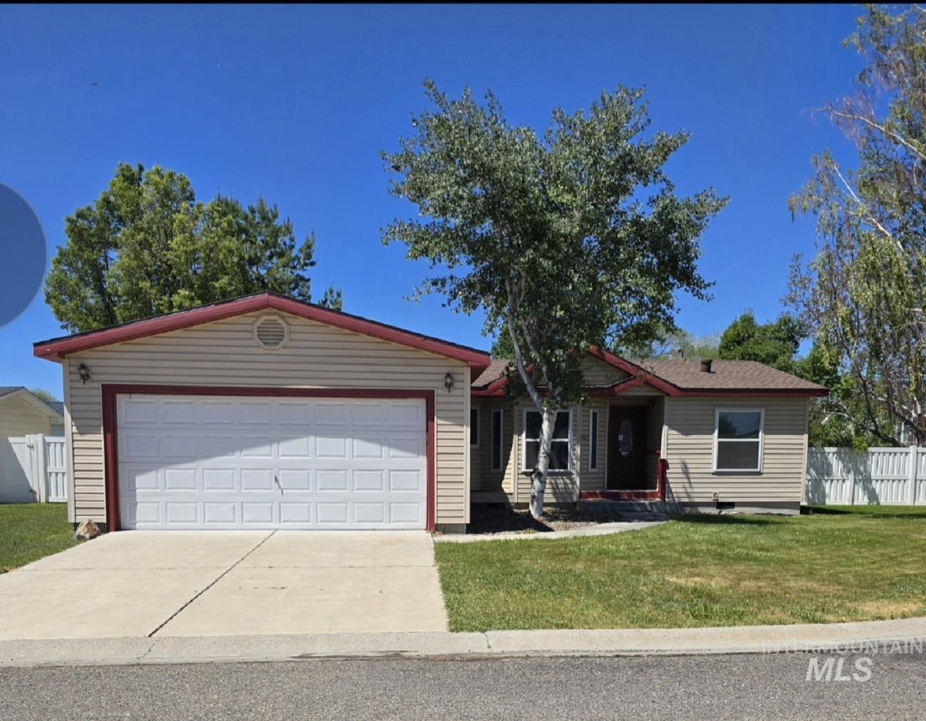 2011 Palace Place, Heyburn, Idaho 83336-000, 3 Bedrooms, 2 Bathrooms, Residential For Sale, Price $289,000,MLS 98986456