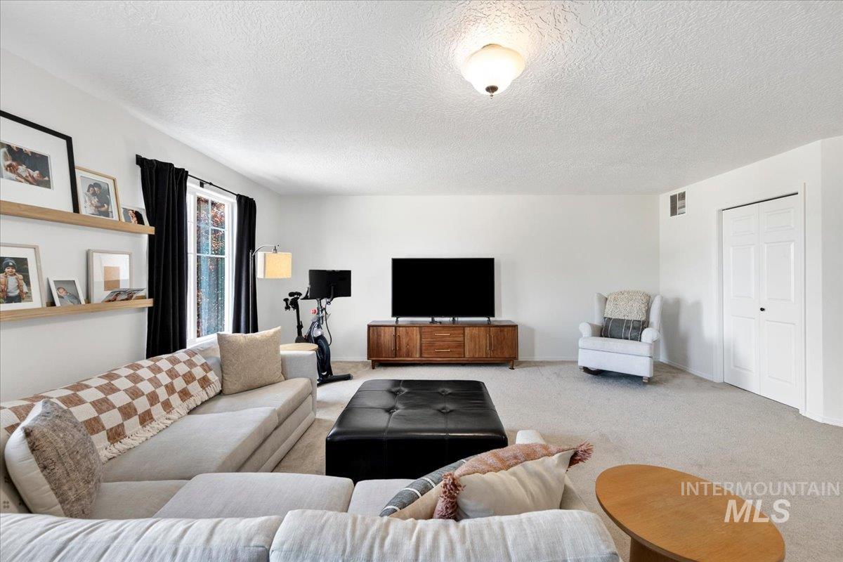 4687 W Blue Creek Ct, Meridian, Idaho 83642, 4 Bedrooms, 2.5 Bathrooms, Residential For Sale, Price $569,900,MLS 98986483