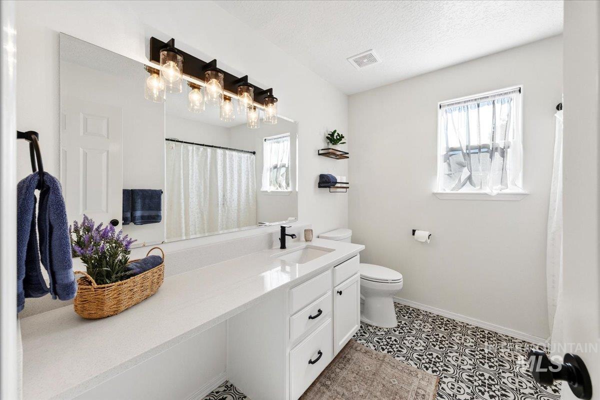 4687 W Blue Creek Ct, Meridian, Idaho 83642, 4 Bedrooms, 2.5 Bathrooms, Residential For Sale, Price $569,900,MLS 98986483