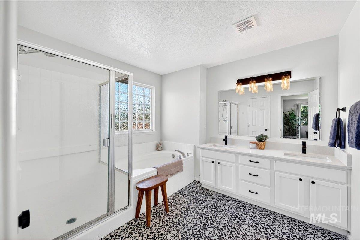 4687 W Blue Creek Ct, Meridian, Idaho 83642, 4 Bedrooms, 2.5 Bathrooms, Residential For Sale, Price $569,900,MLS 98986483