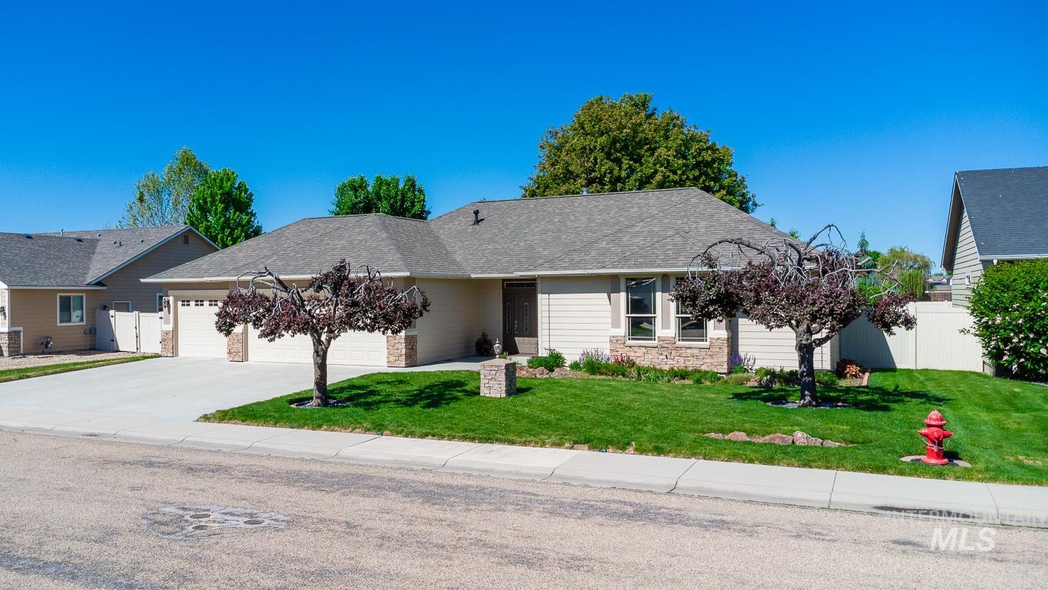 345 N Magnolia Pl., Middleton, Idaho 83644, 3 Bedrooms, 2.5 Bathrooms, Residential For Sale, Price $439,900,MLS 98986486