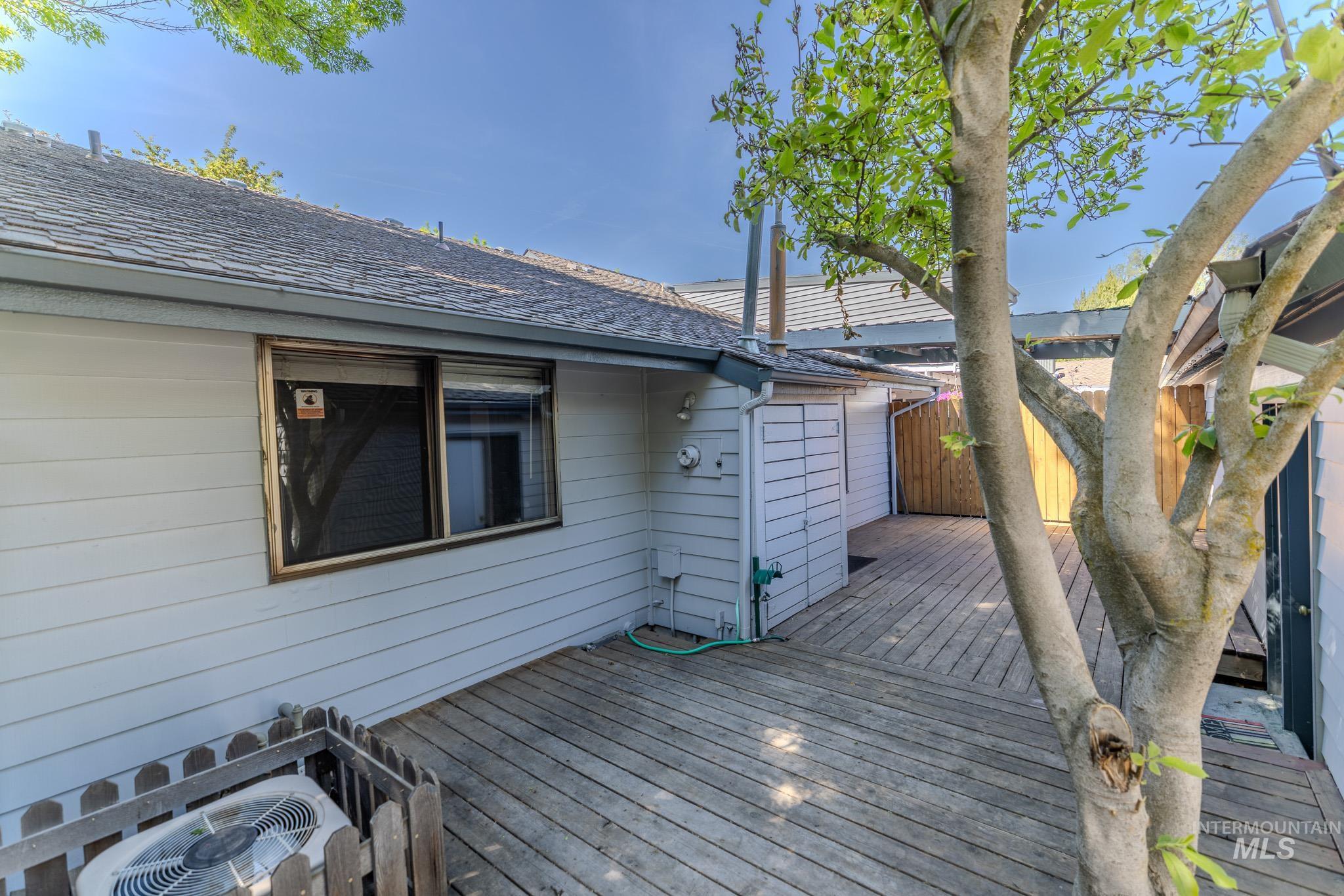 974 E. Strawberry Lane, Boise, Idaho 83712, 3 Bedrooms, 2 Bathrooms, Residential For Sale, Price $550,000, 98986506