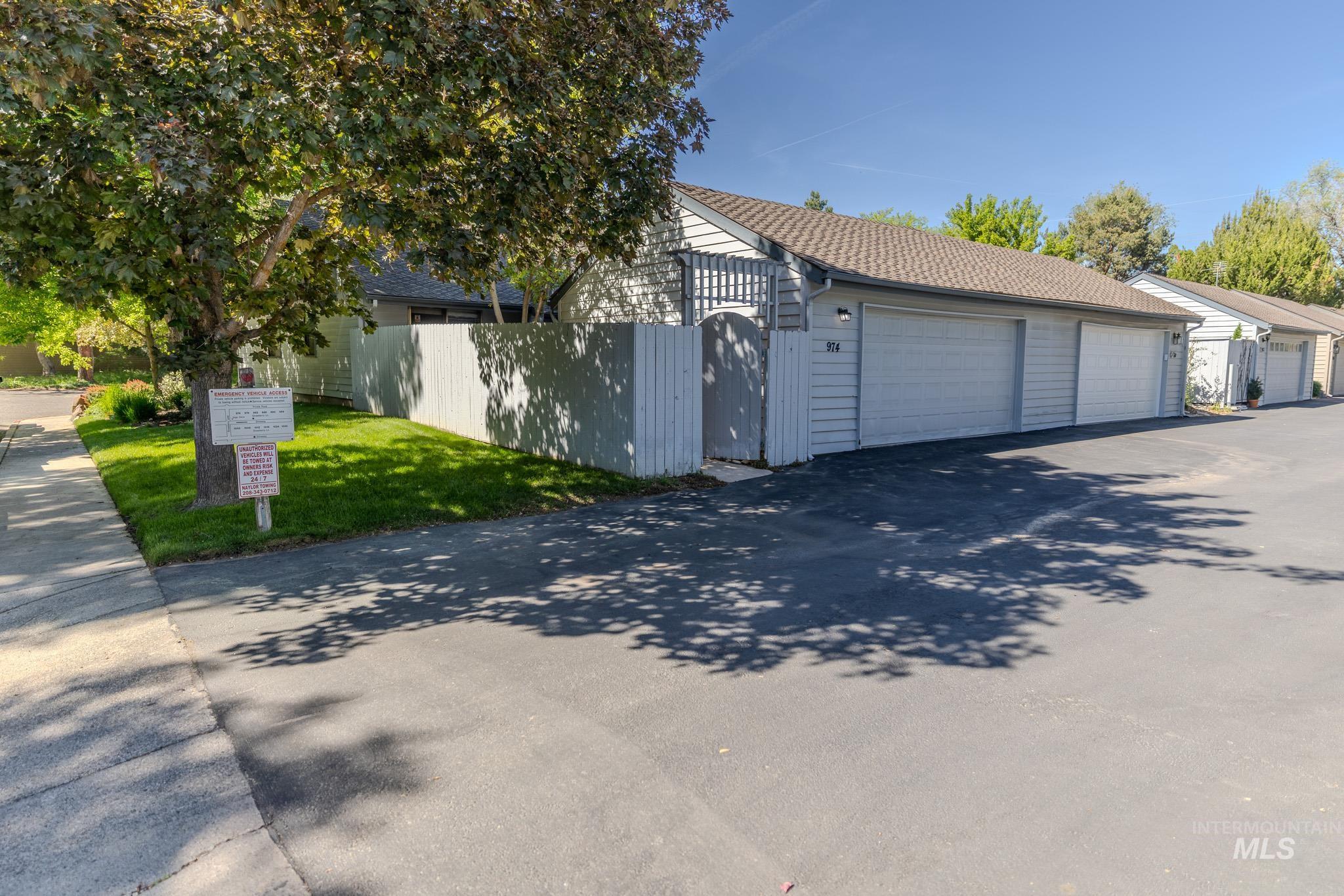 974 E. Strawberry Lane, Boise, Idaho 83712, 3 Bedrooms, 2 Bathrooms, Residential For Sale, Price $550,000, 98986506