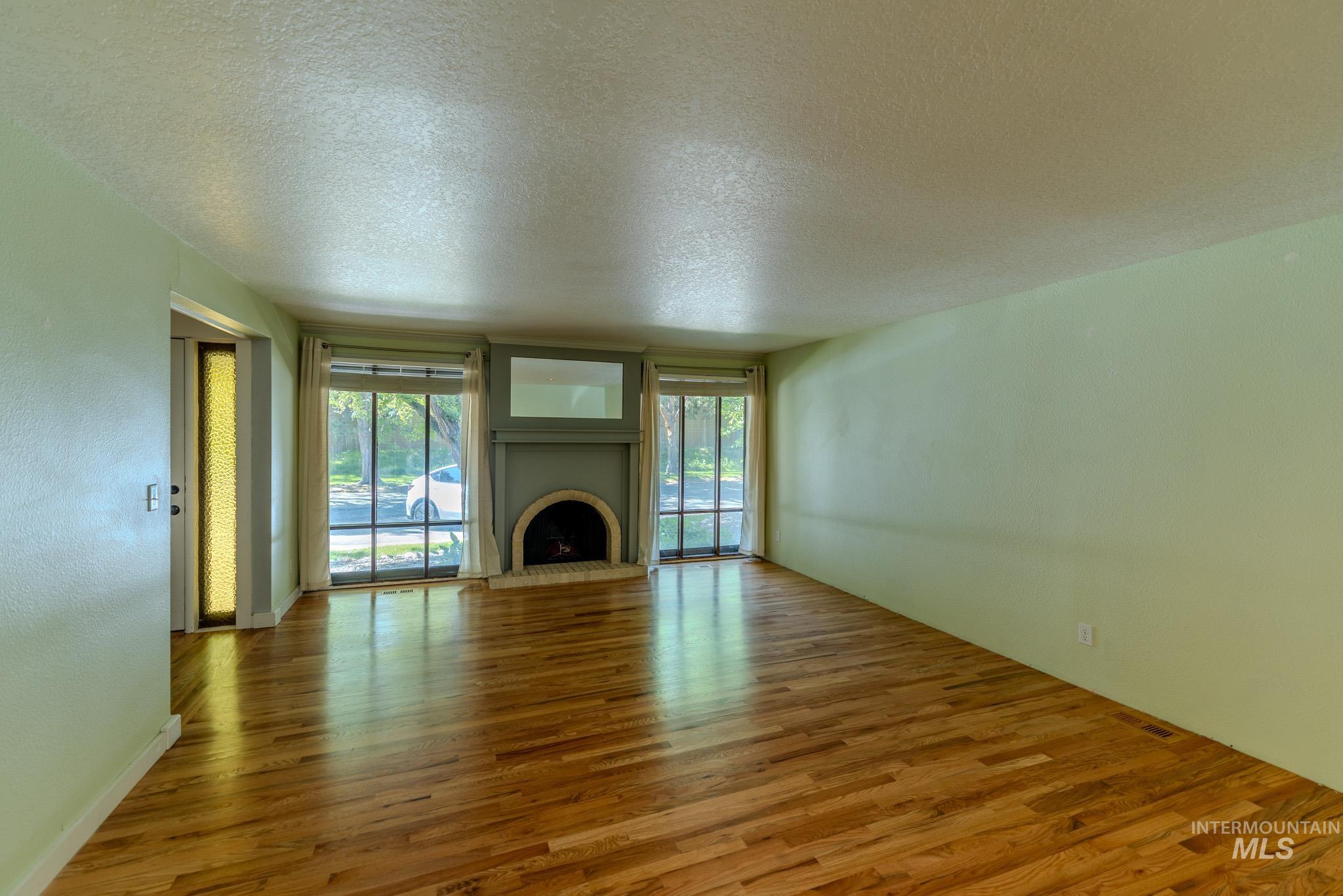 974 E. Strawberry Lane, Boise, Idaho 83712, 3 Bedrooms, 2 Bathrooms, Residential For Sale, Price $550,000, 98986506