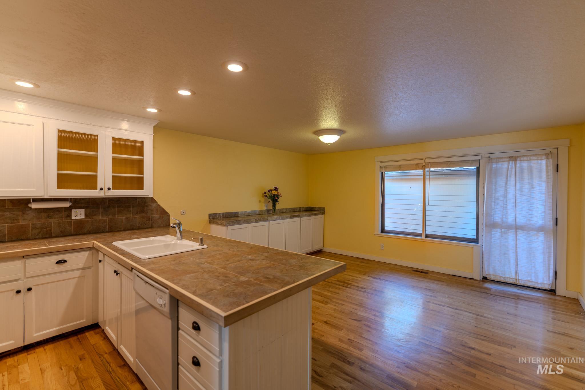 974 E. Strawberry Lane, Boise, Idaho 83712, 3 Bedrooms, 2 Bathrooms, Residential For Sale, Price $550,000, 98986506