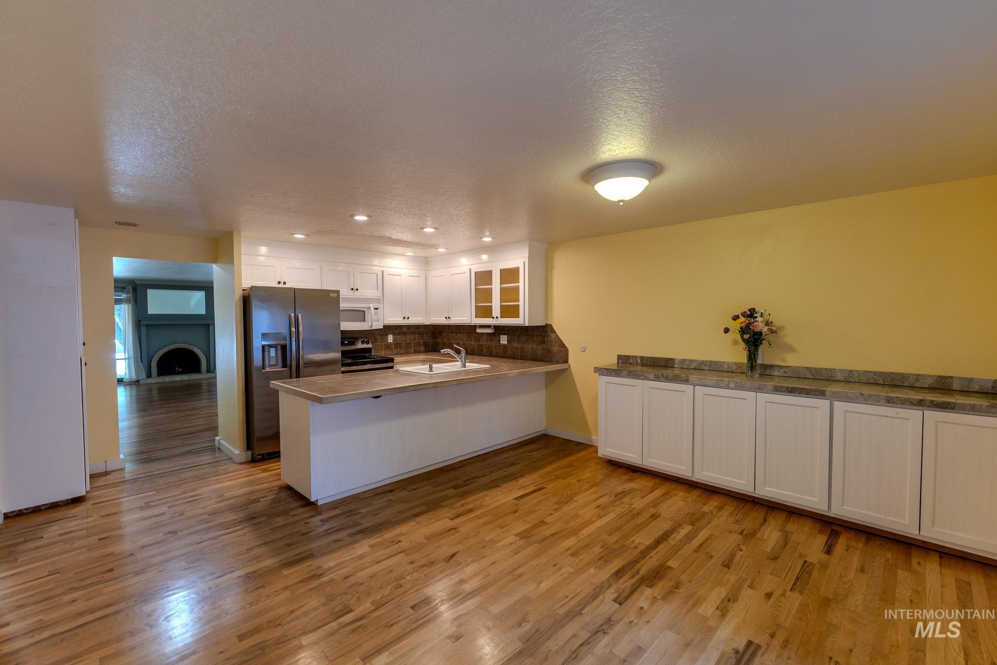 974 E. Strawberry Lane, Boise, Idaho 83712, 3 Bedrooms, 2 Bathrooms, Residential For Sale, Price $550,000, 98986506
