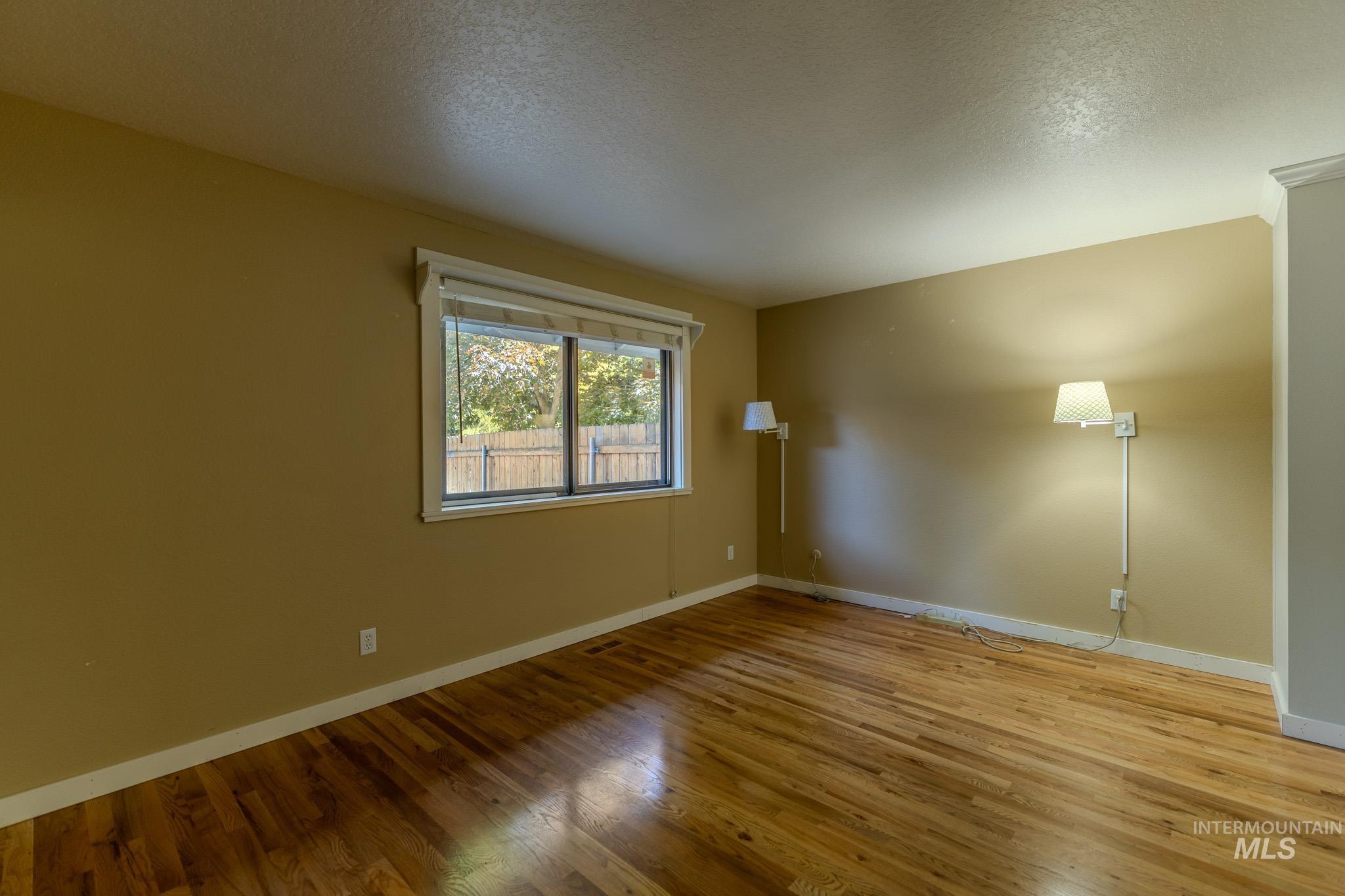 974 E. Strawberry Lane, Boise, Idaho 83712, 3 Bedrooms, 2 Bathrooms, Residential For Sale, Price $550,000, 98986506