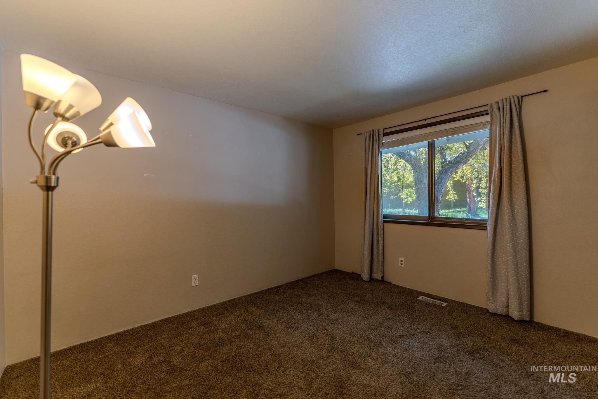 974 E. Strawberry Lane, Boise, Idaho 83712, 3 Bedrooms, 2 Bathrooms, Residential For Sale, Price $550,000, 98986506