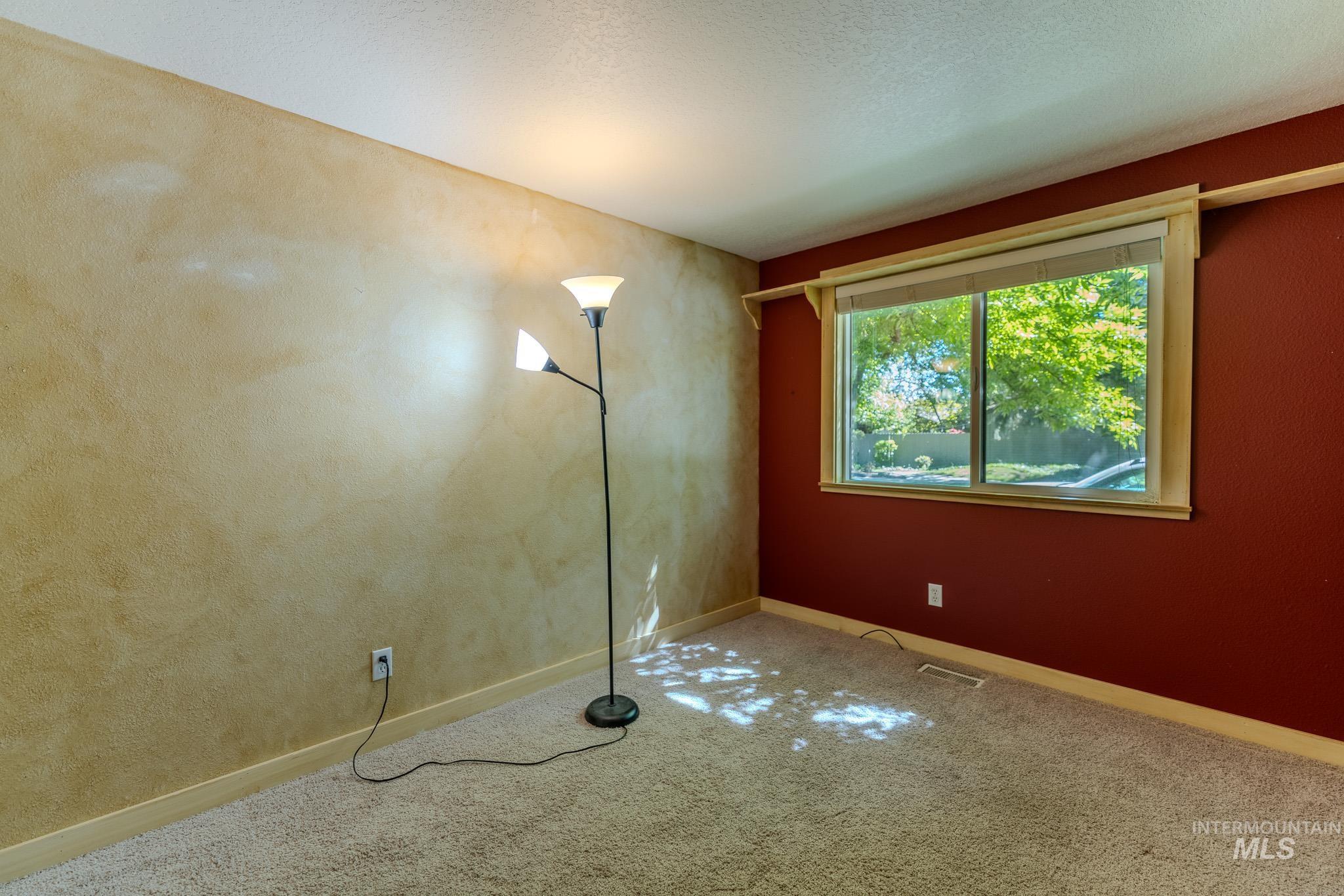 974 E. Strawberry Lane, Boise, Idaho 83712, 3 Bedrooms, 2 Bathrooms, Residential For Sale, Price $550,000, 98986506