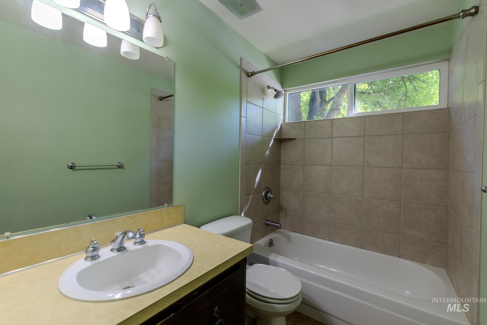 974 E. Strawberry Lane, Boise, Idaho 83712, 3 Bedrooms, 2 Bathrooms, Residential For Sale, Price $550,000, 98986506