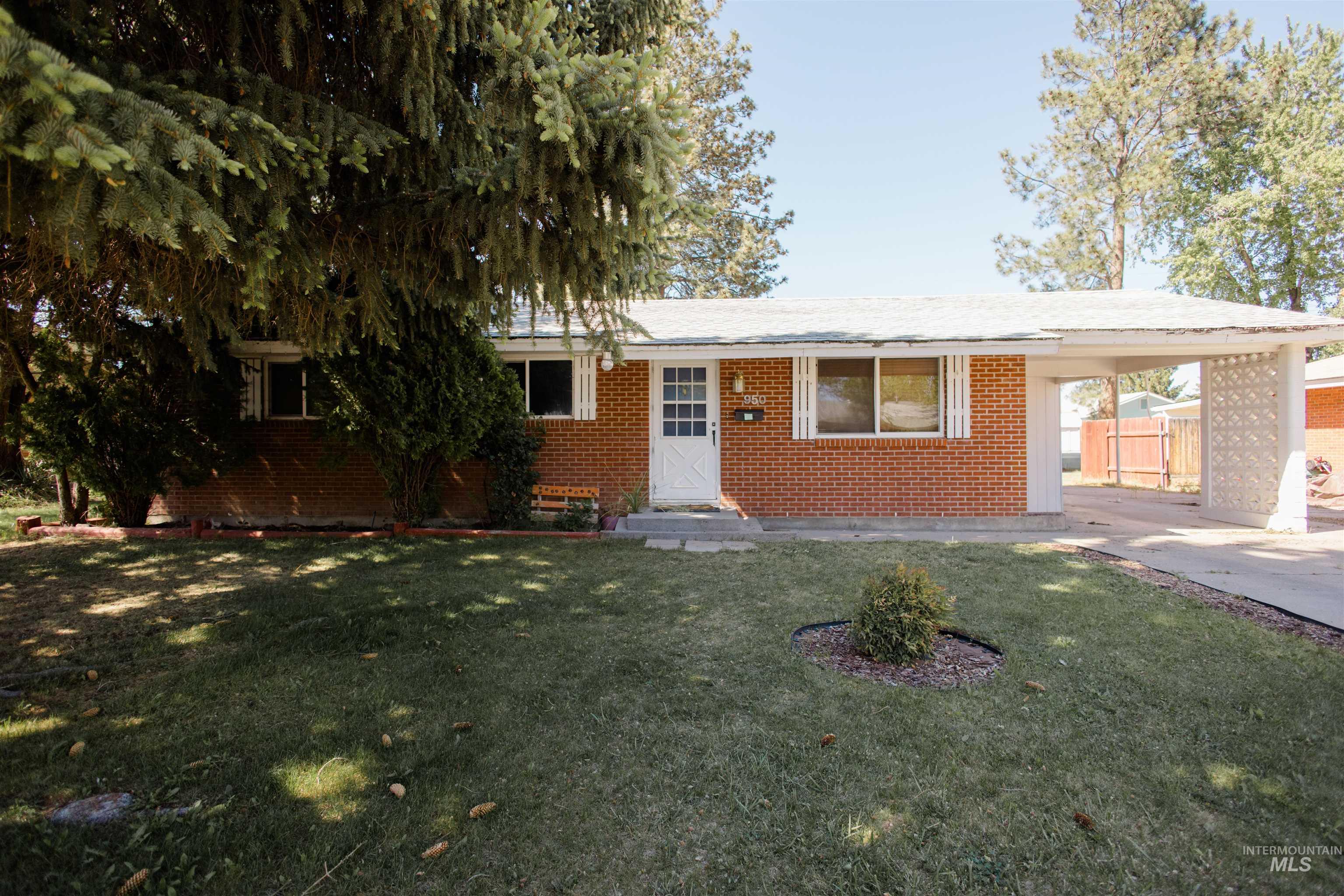 950 E 16th N, Mountain Home, Idaho 83647, 3 Bedrooms, 1 Bathroom, Residential For Sale, Price $290,000,MLS 98986512