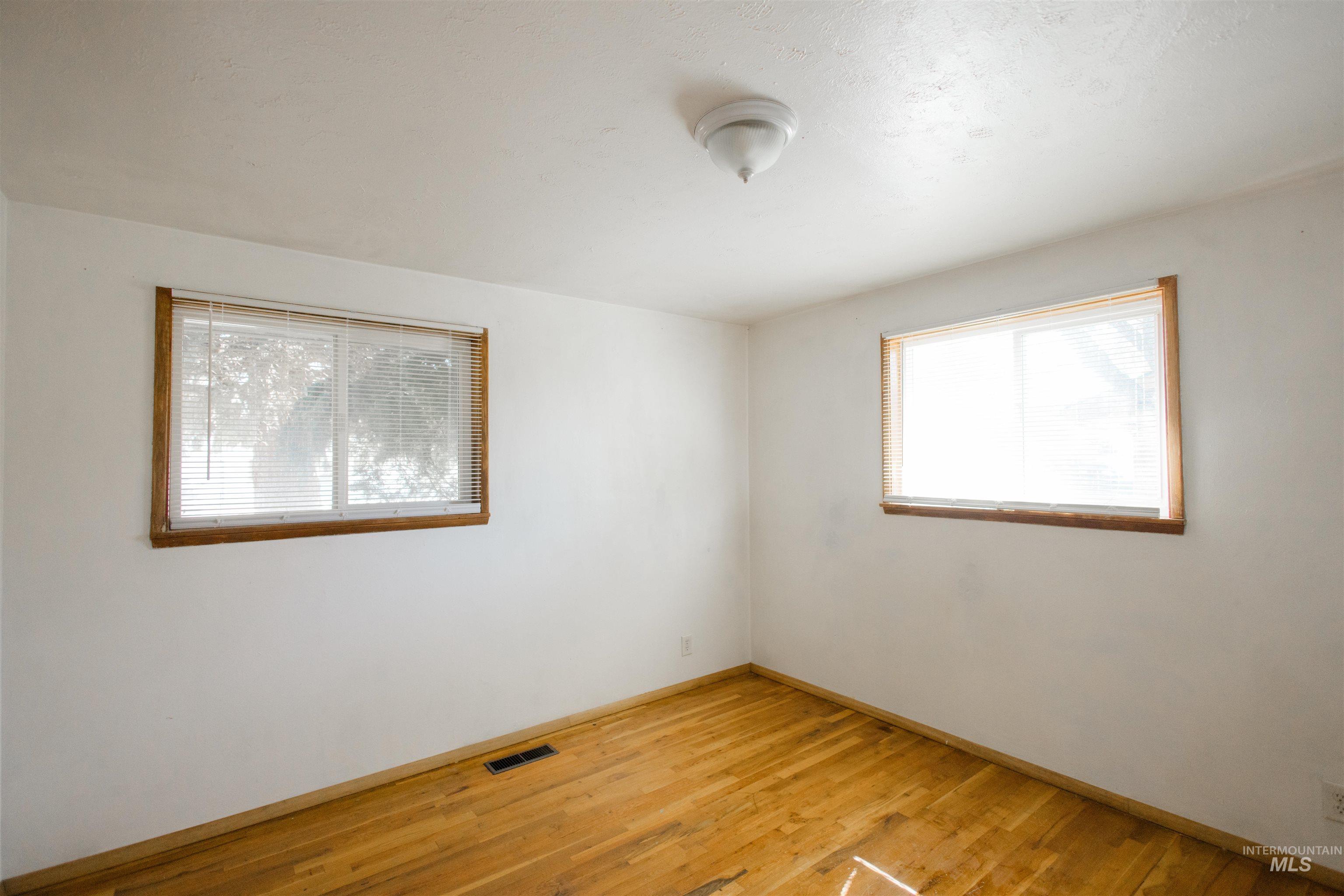 950 E 16th N, Mountain Home, Idaho 83647, 3 Bedrooms, 1 Bathroom, Residential For Sale, Price $290,000,MLS 98986512