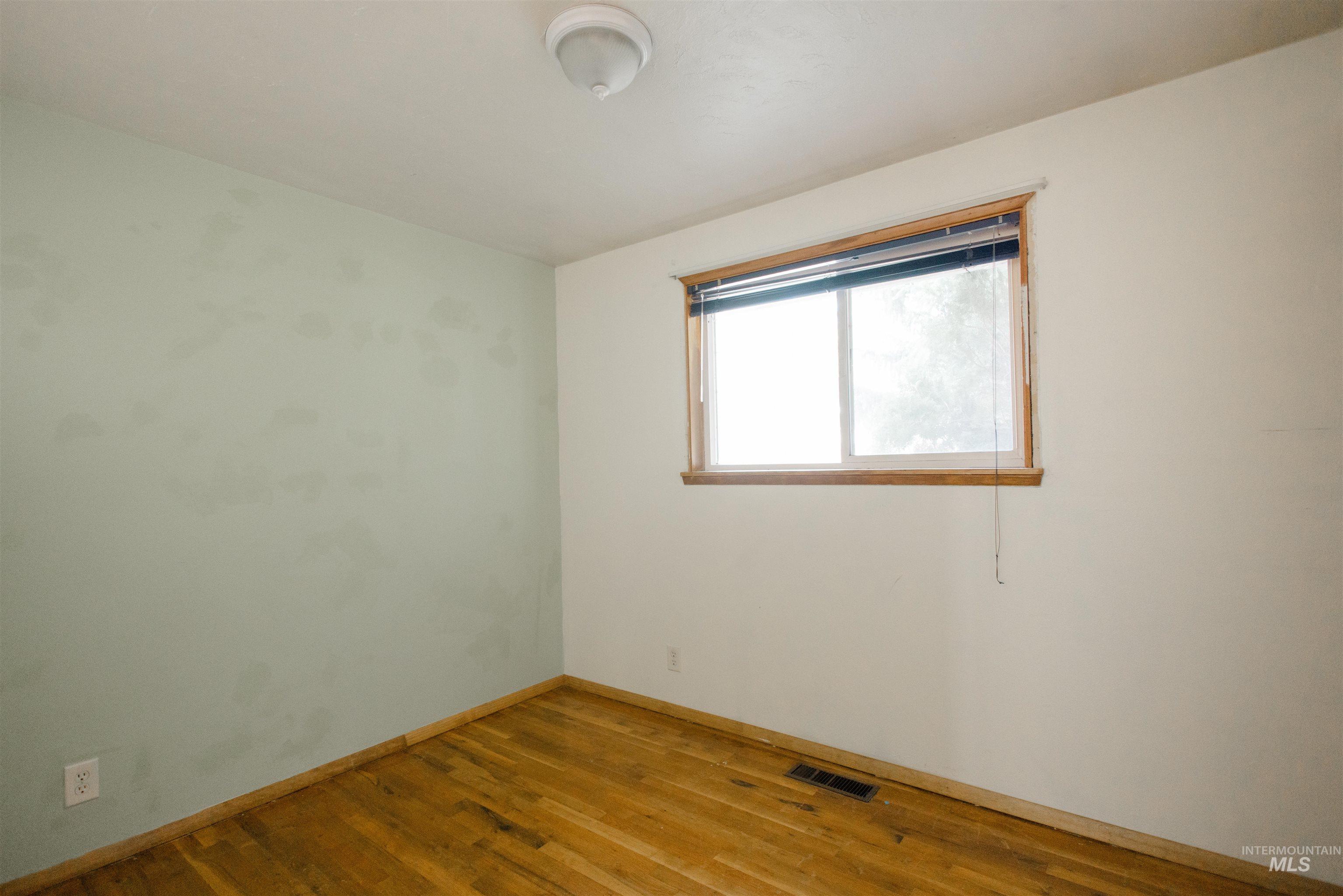 950 E 16th N, Mountain Home, Idaho 83647, 3 Bedrooms, 1 Bathroom, Residential For Sale, Price $290,000,MLS 98986512