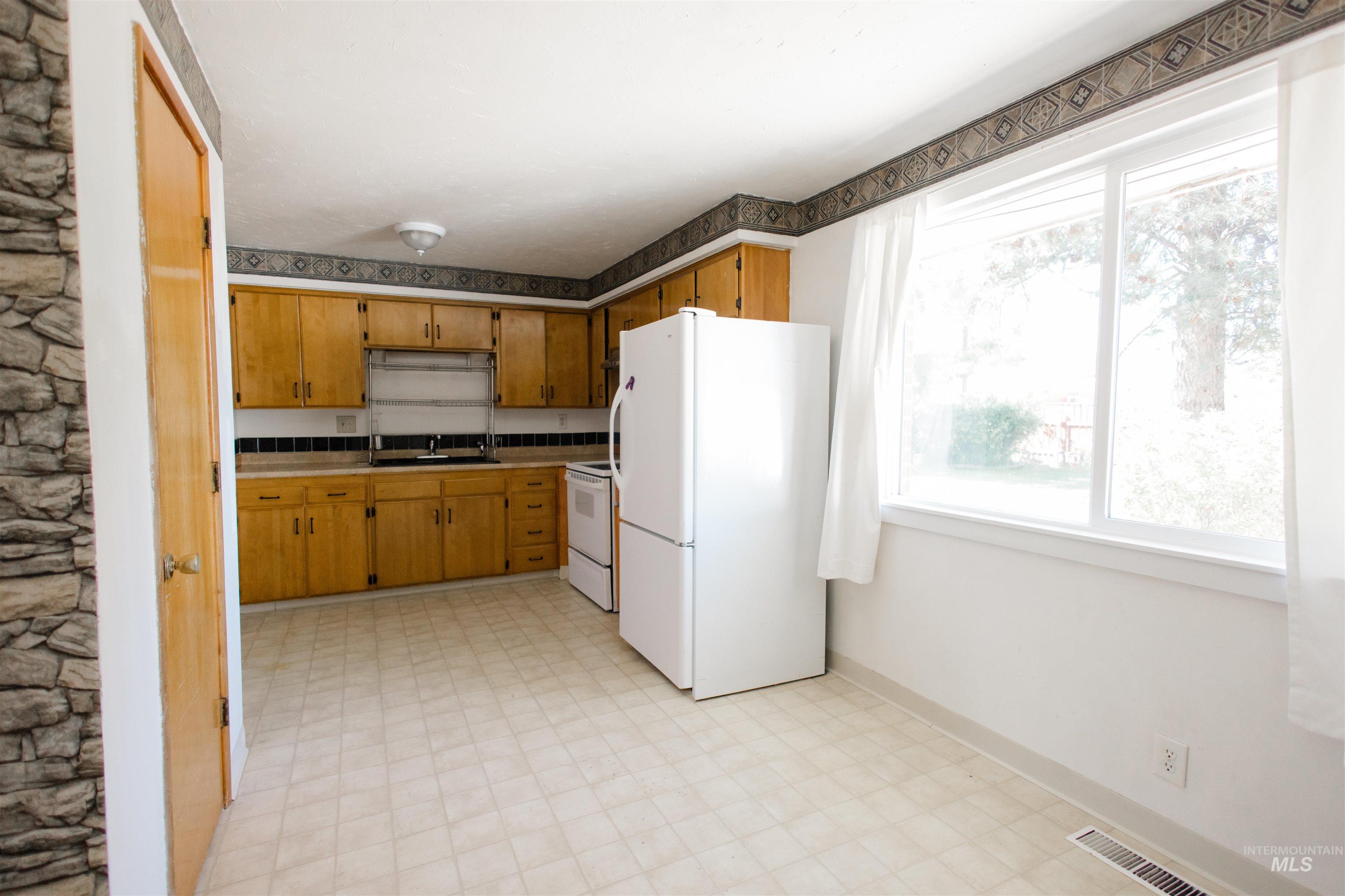 950 E 16th N, Mountain Home, Idaho 83647, 3 Bedrooms, 1 Bathroom, Residential For Sale, Price $290,000,MLS 98986512