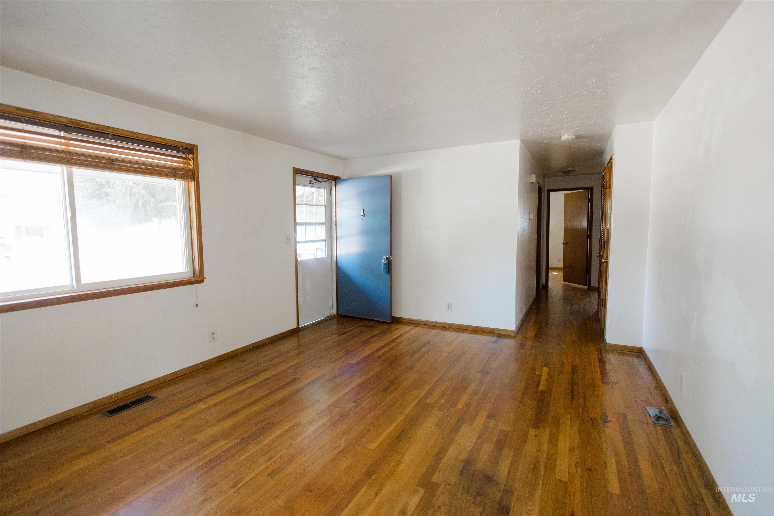 950 E 16th N, Mountain Home, Idaho 83647, 3 Bedrooms, 1 Bathroom, Residential For Sale, Price $290,000,MLS 98986512