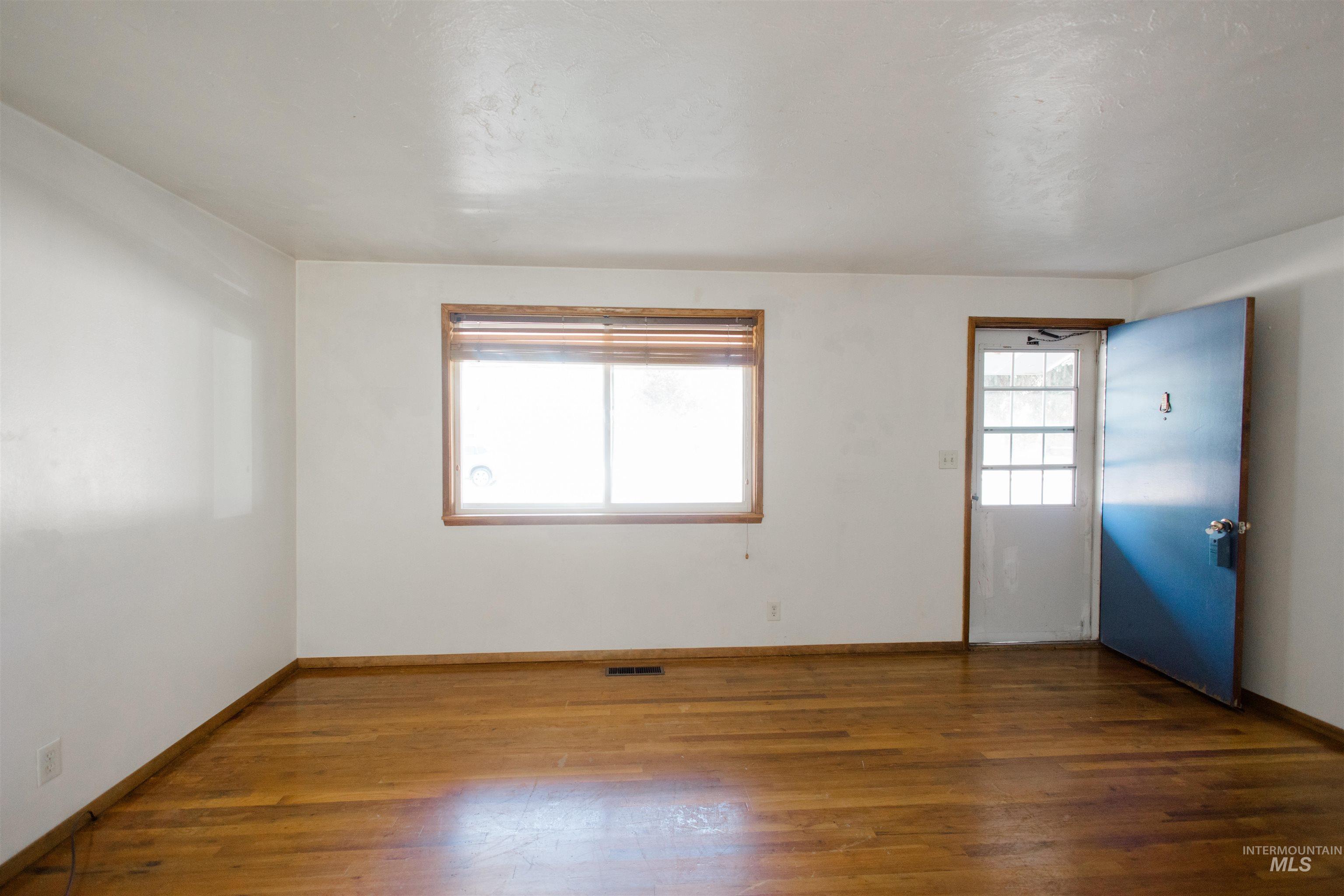 950 E 16th N, Mountain Home, Idaho 83647, 3 Bedrooms, 1 Bathroom, Residential For Sale, Price $290,000,MLS 98986512