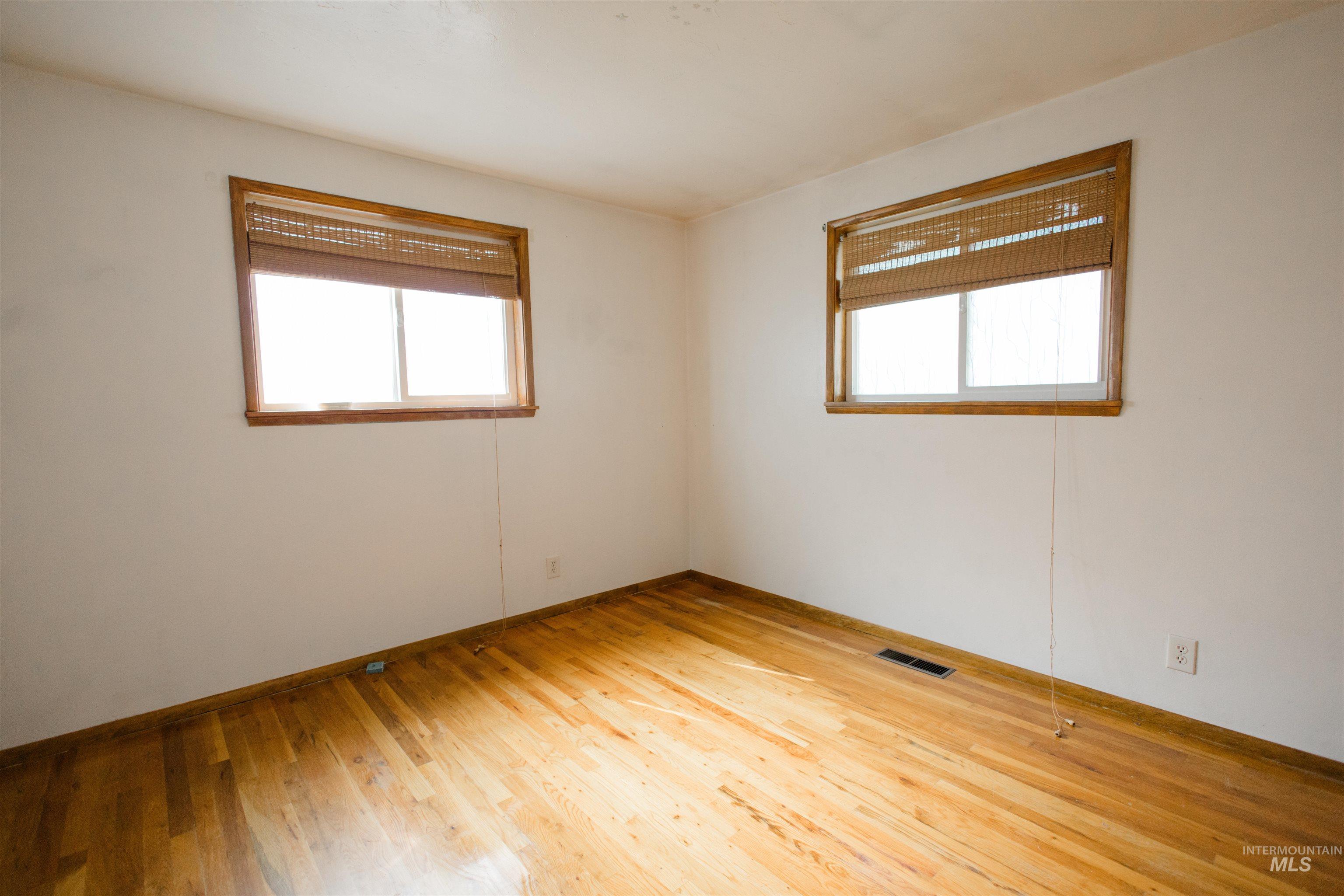 950 E 16th N, Mountain Home, Idaho 83647, 3 Bedrooms, 1 Bathroom, Residential For Sale, Price $290,000,MLS 98986512