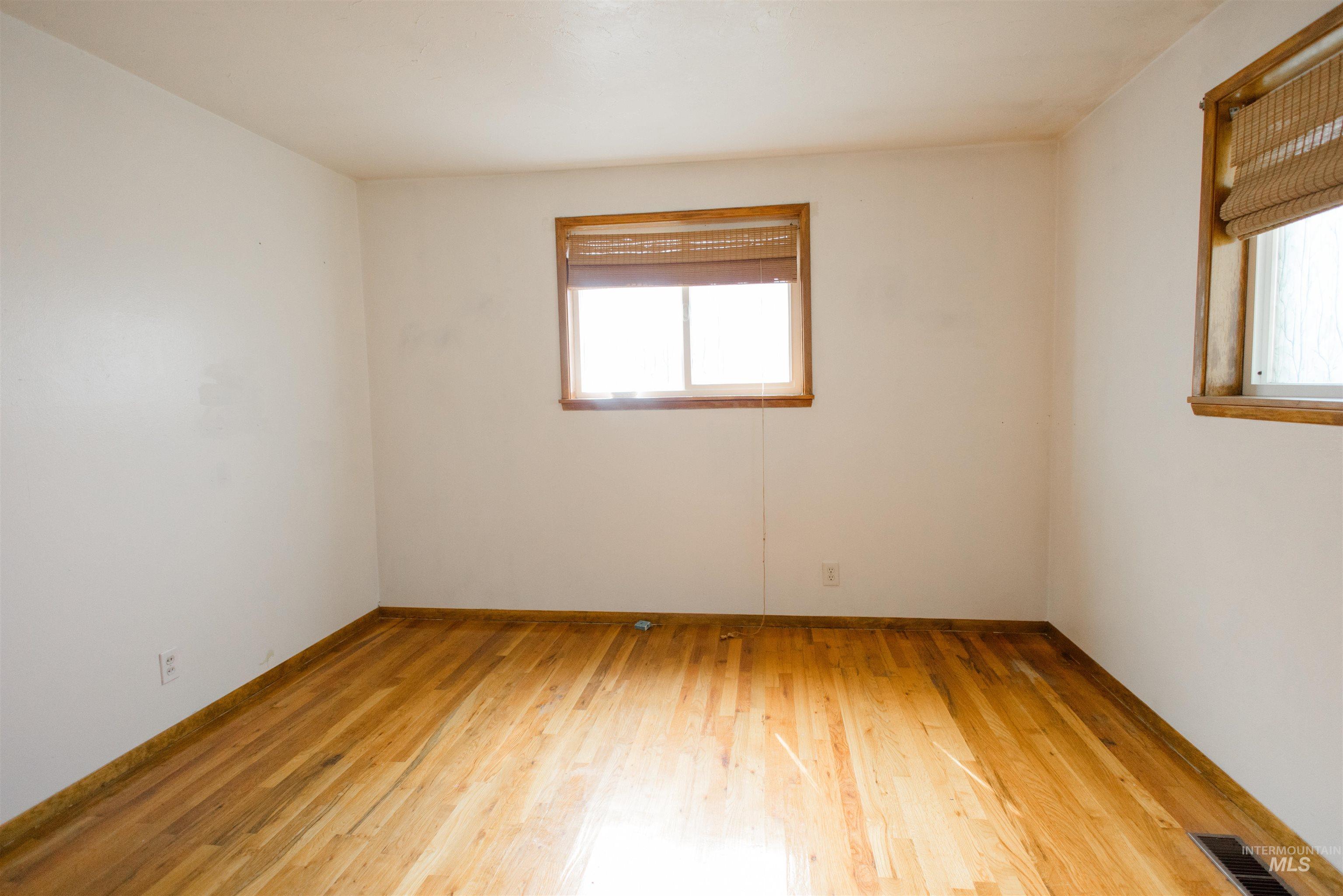 950 E 16th N, Mountain Home, Idaho 83647, 3 Bedrooms, 1 Bathroom, Residential For Sale, Price $290,000,MLS 98986512