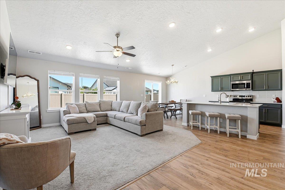 1586 Cashel St, Middleton, Idaho 83664, 4 Bedrooms, 2 Bathrooms, Residential For Sale, Price $464,900,MLS 98986515