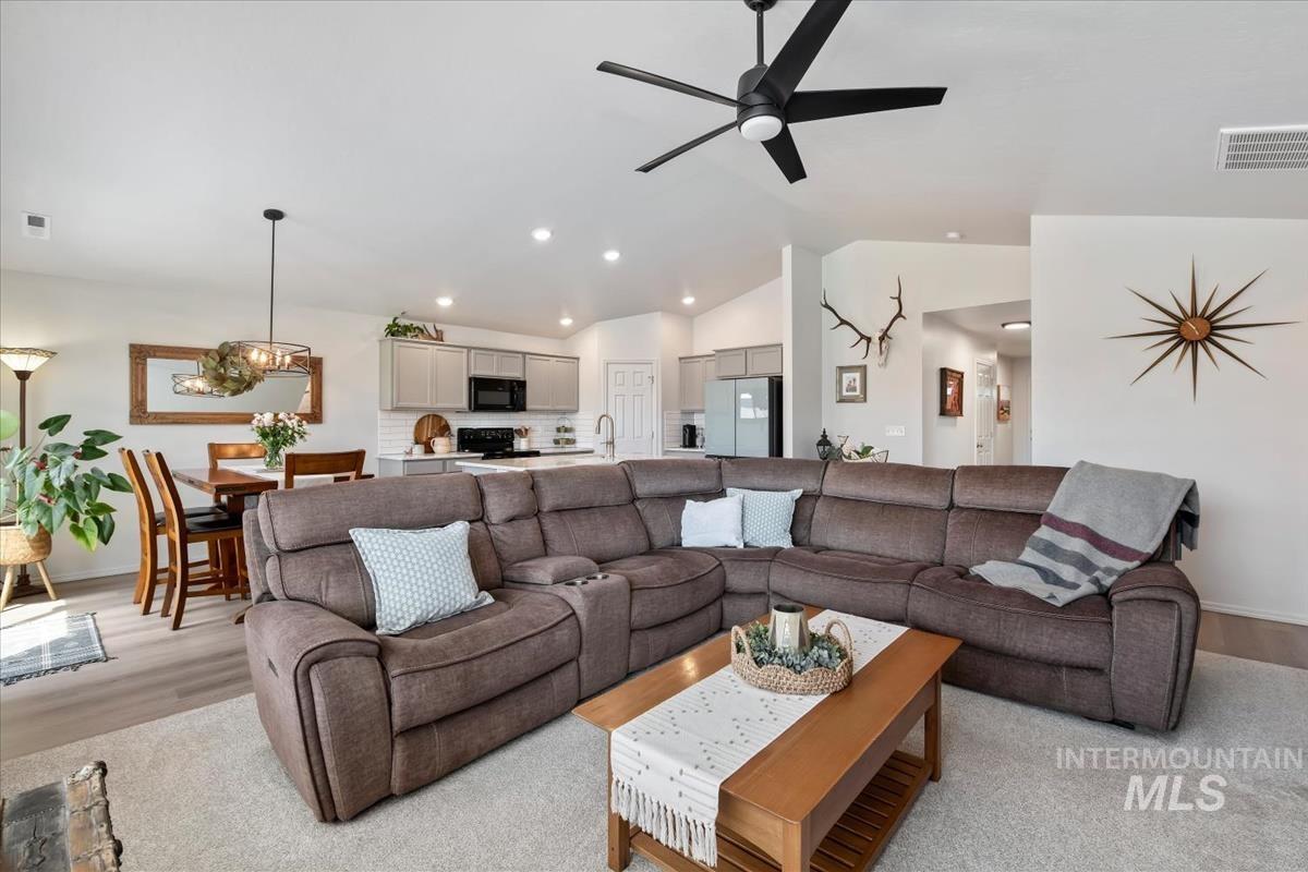 915 Accipiter Pl, Mountain Home, Idaho 83647, 3 Bedrooms, 2 Bathrooms, Residential For Sale, Price $395,000,MLS 98986533