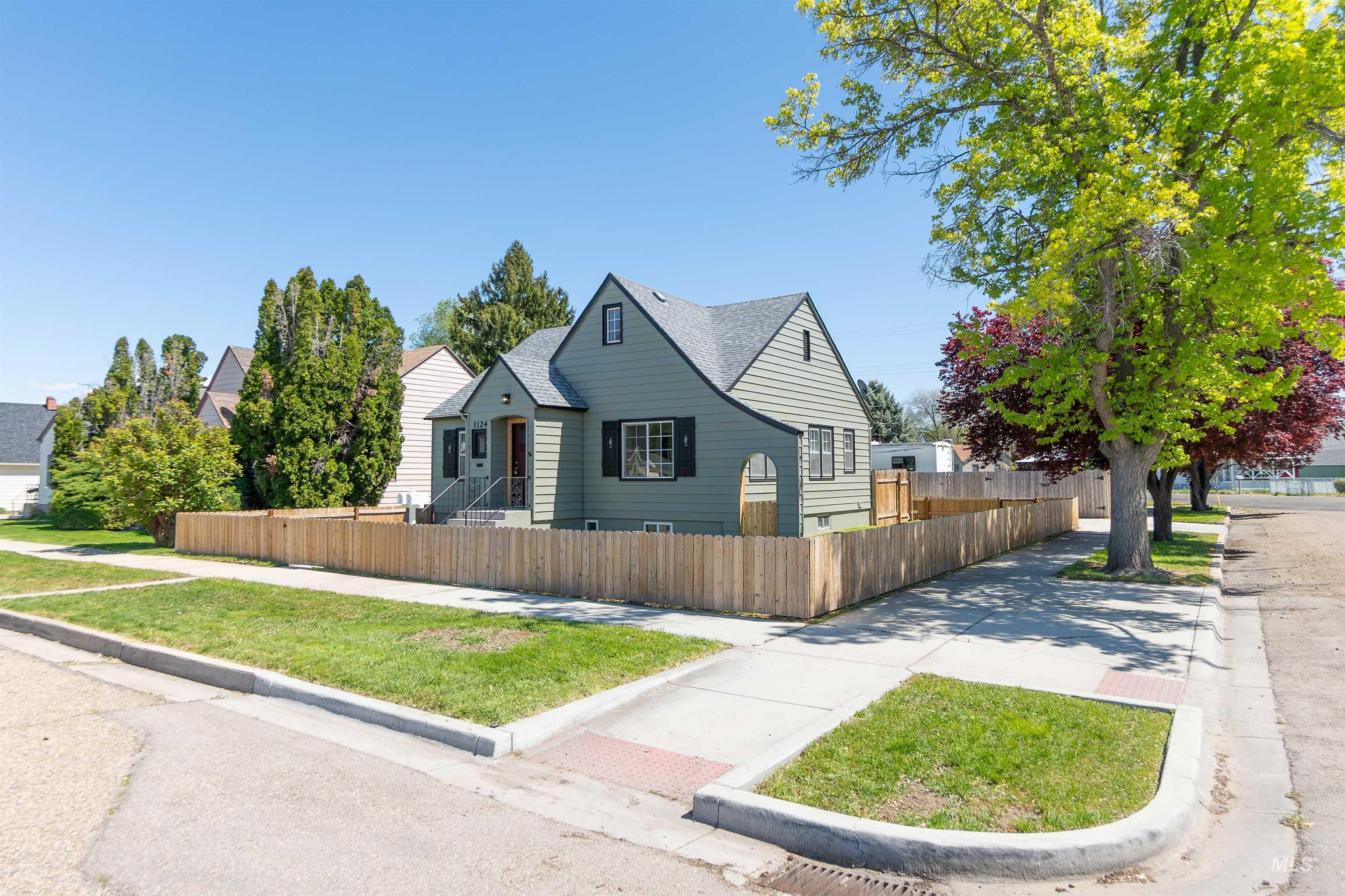 1124 14th Ave S, Nampa, Idaho 83651, 5 Bedrooms, 2 Bathrooms, Residential For Sale, Price $434,999, 98986542