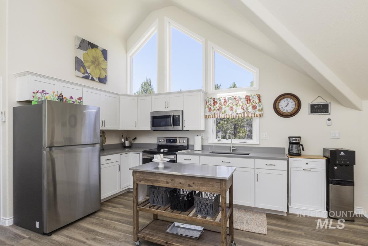 79 Sun Valley Place, Cascade, Idaho 83611, 2 Bedrooms, 3 Bathrooms, Residential For Sale, Price $559,000, 98986554