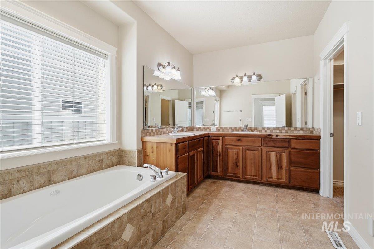 9701 W Penhurst Drive, Star, Idaho 83669, 4 Bedrooms, 3 Bathrooms, Residential For Sale, Price $599,900, 98986598
