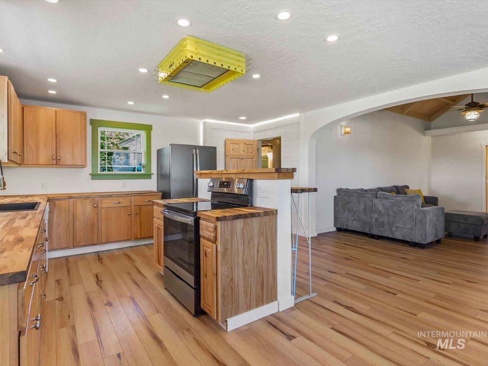 999 E. Sales Yard Rd, Emmett, Idaho 83617, 3 Bedrooms, 2 Bathrooms, Residential For Sale, Price $879,500, 98986602