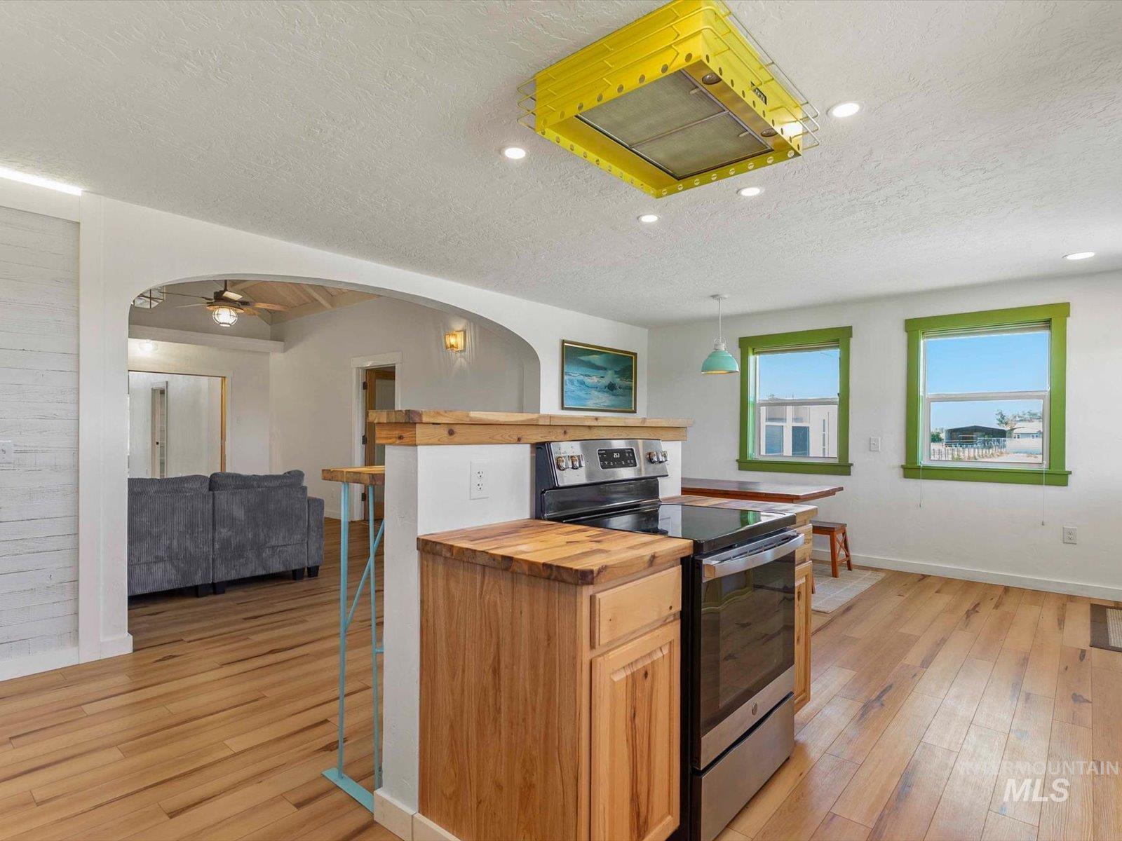 999 E. Sales Yard Rd, Emmett, Idaho 83617, 3 Bedrooms, 2 Bathrooms, Residential For Sale, Price $879,500, 98986602