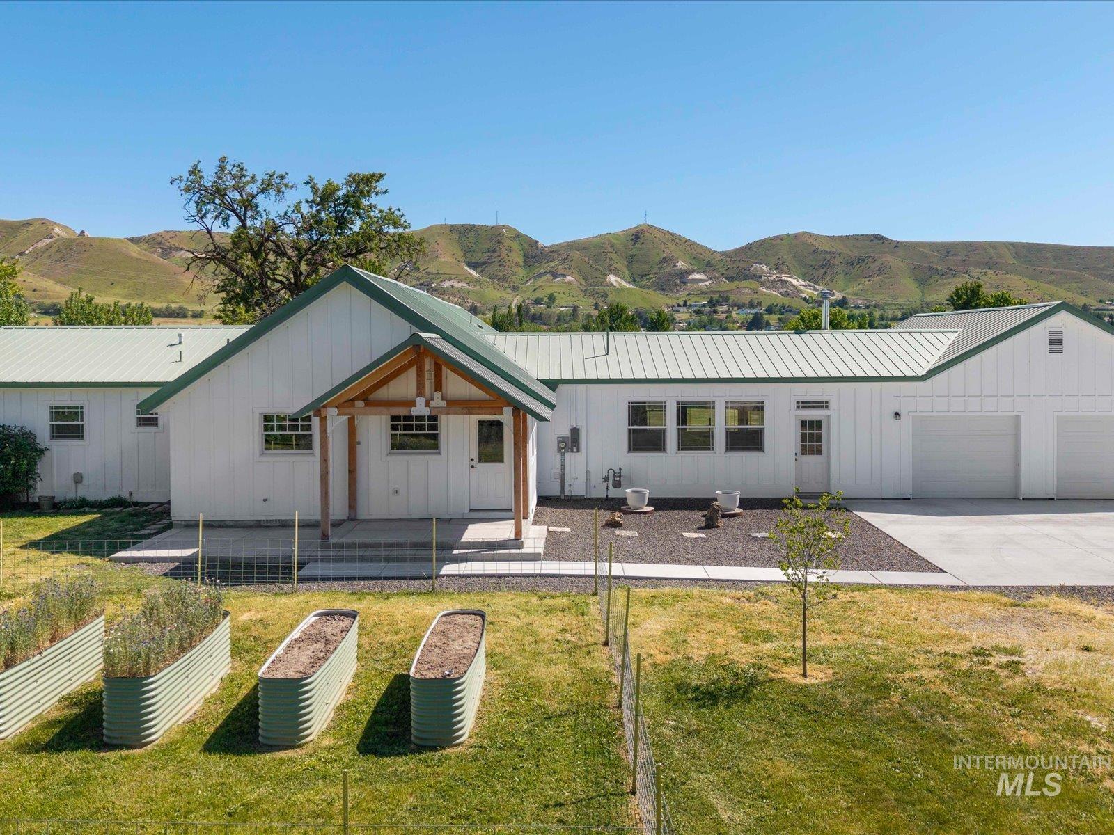 999 E. Sales Yard Rd, Emmett, Idaho 83617, 3 Bedrooms, 2 Bathrooms, Residential For Sale, Price $879,500, 98986602