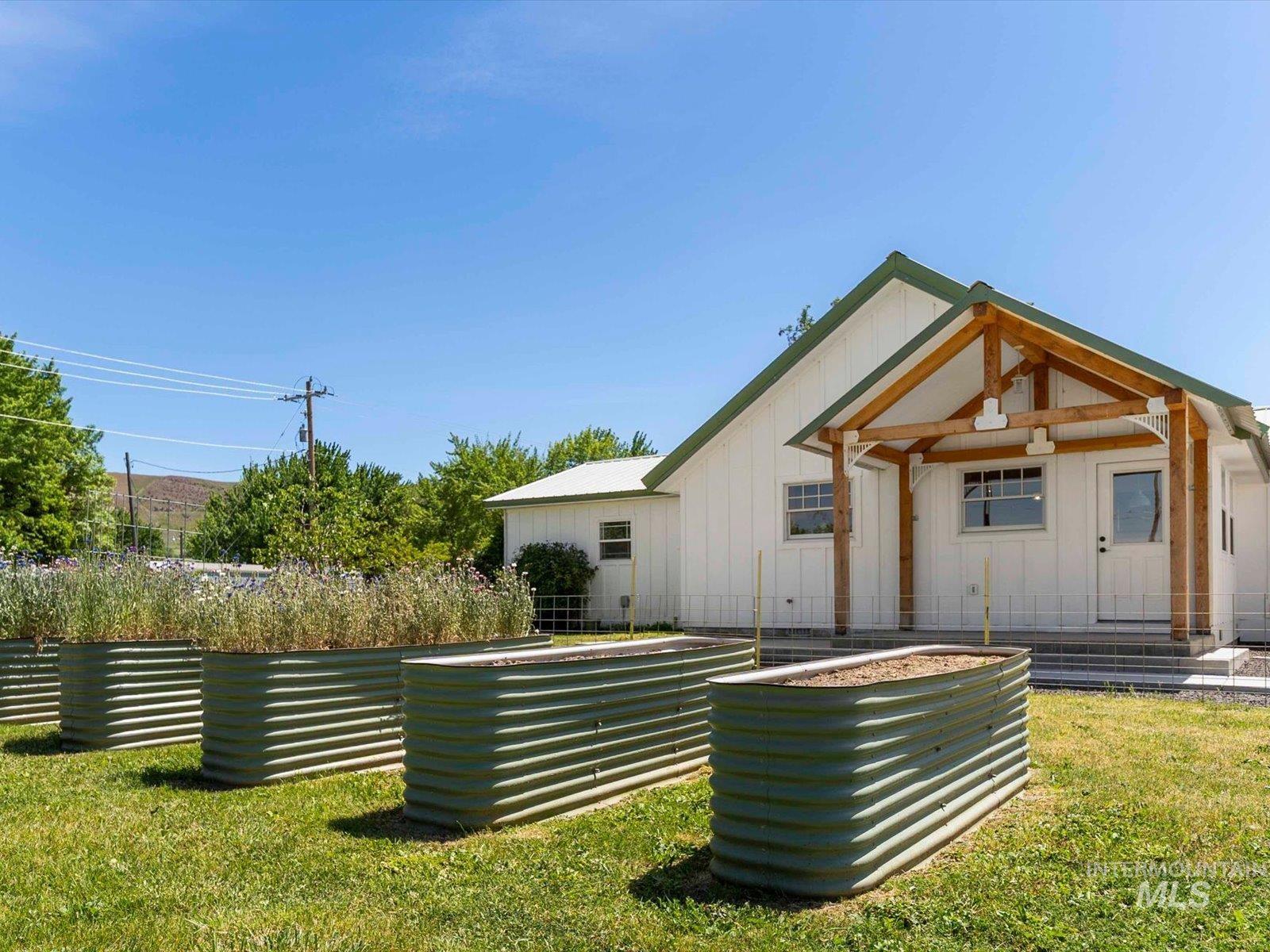 999 E. Sales Yard Rd, Emmett, Idaho 83617, 3 Bedrooms, 2 Bathrooms, Residential For Sale, Price $879,500, 98986602